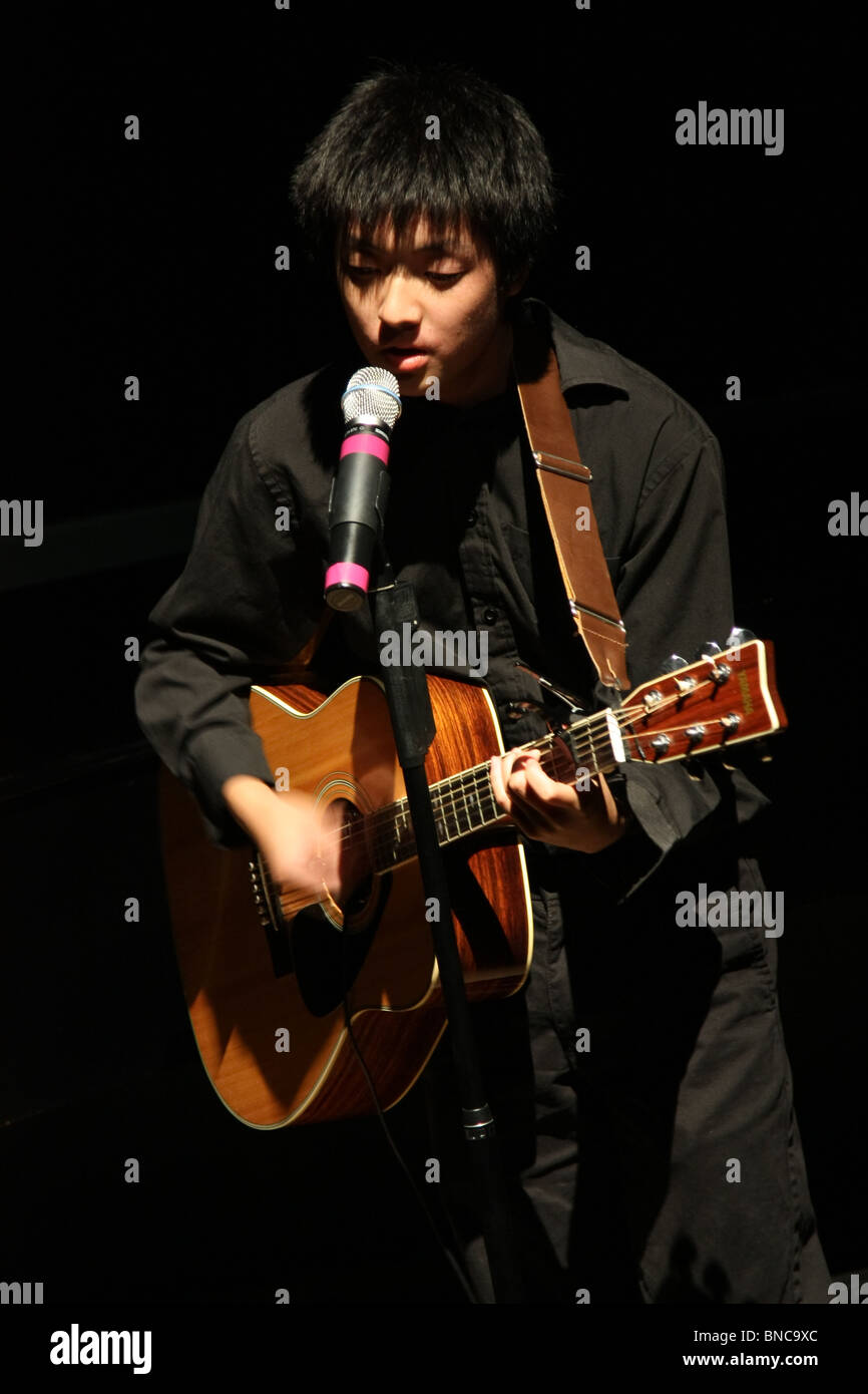 Les jeunes hommes asiatiques play guitar performance musicale Banque D'Images