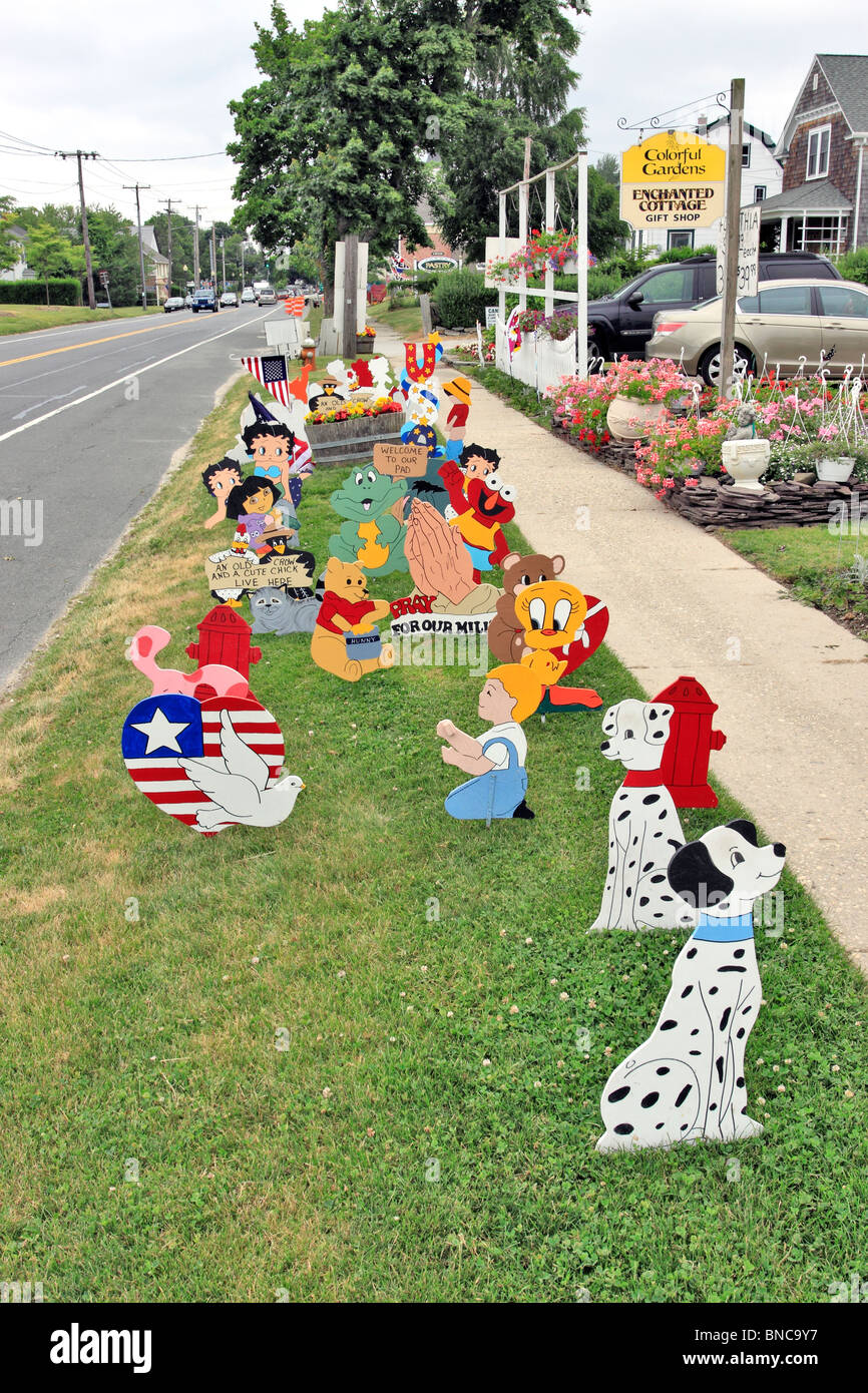 Ornements de pelouse sur l'affichage en face de centre-jardin sur l'Est de l'embranchement nord de Long Island NY Banque D'Images