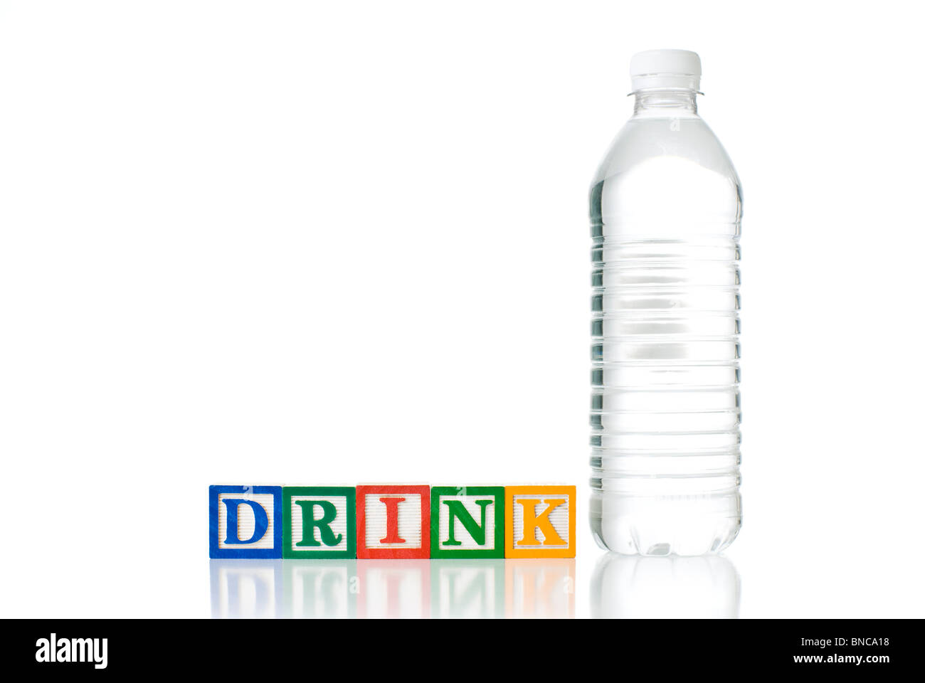 Enfants colorés blocks spelling verre clair avec une bouteille d'eau en plastique Banque D'Images