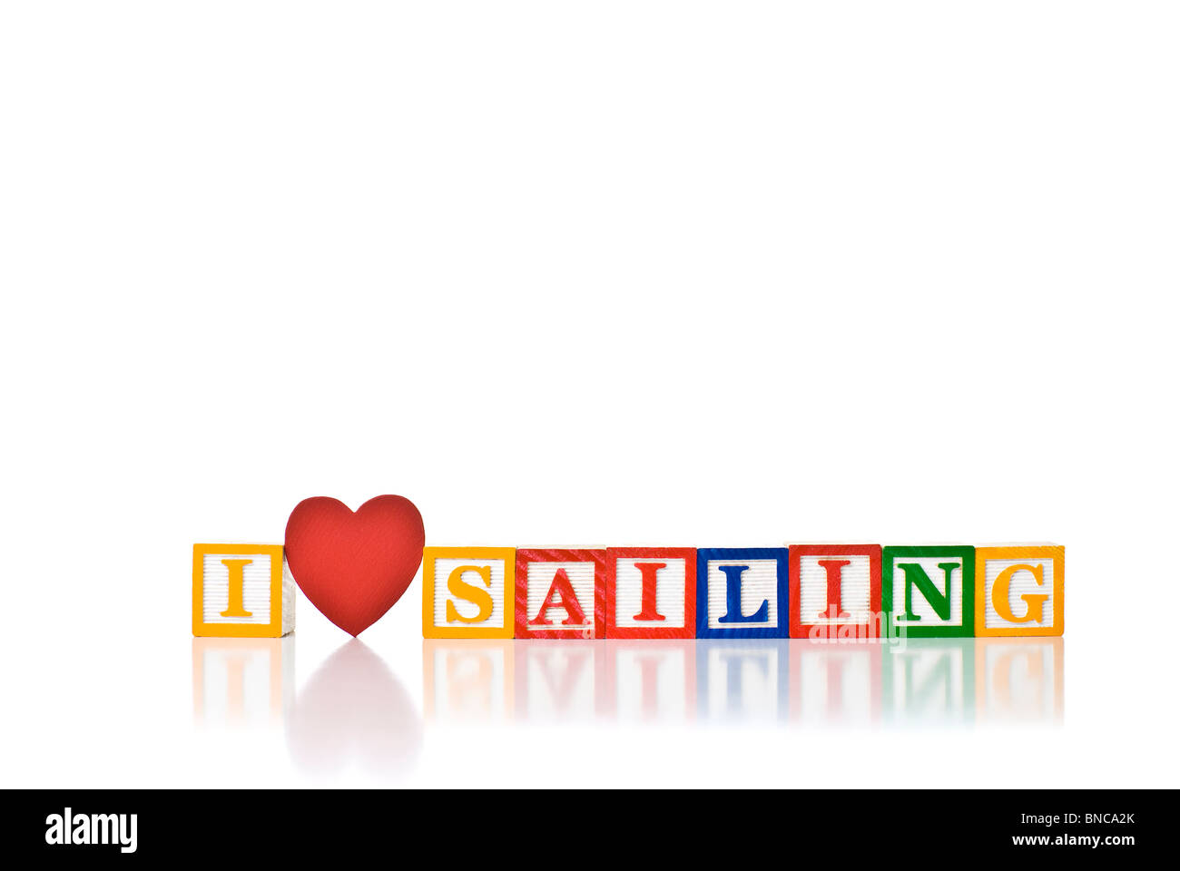 Enfants colorés blocks spelling J'aime la voile avec un coeur Banque D'Images