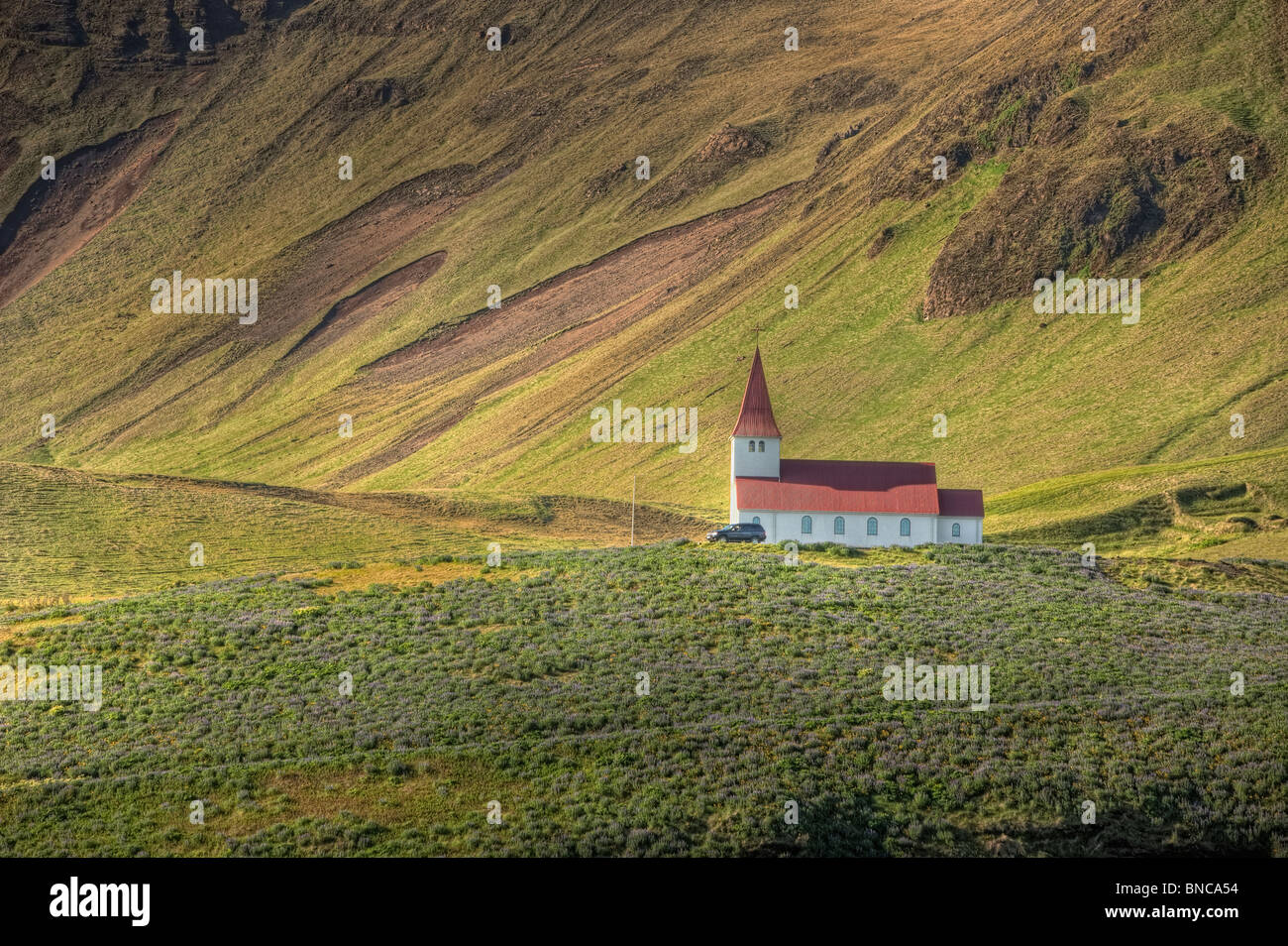 L'église de Vik, côte sud de l'Islande Banque D'Images