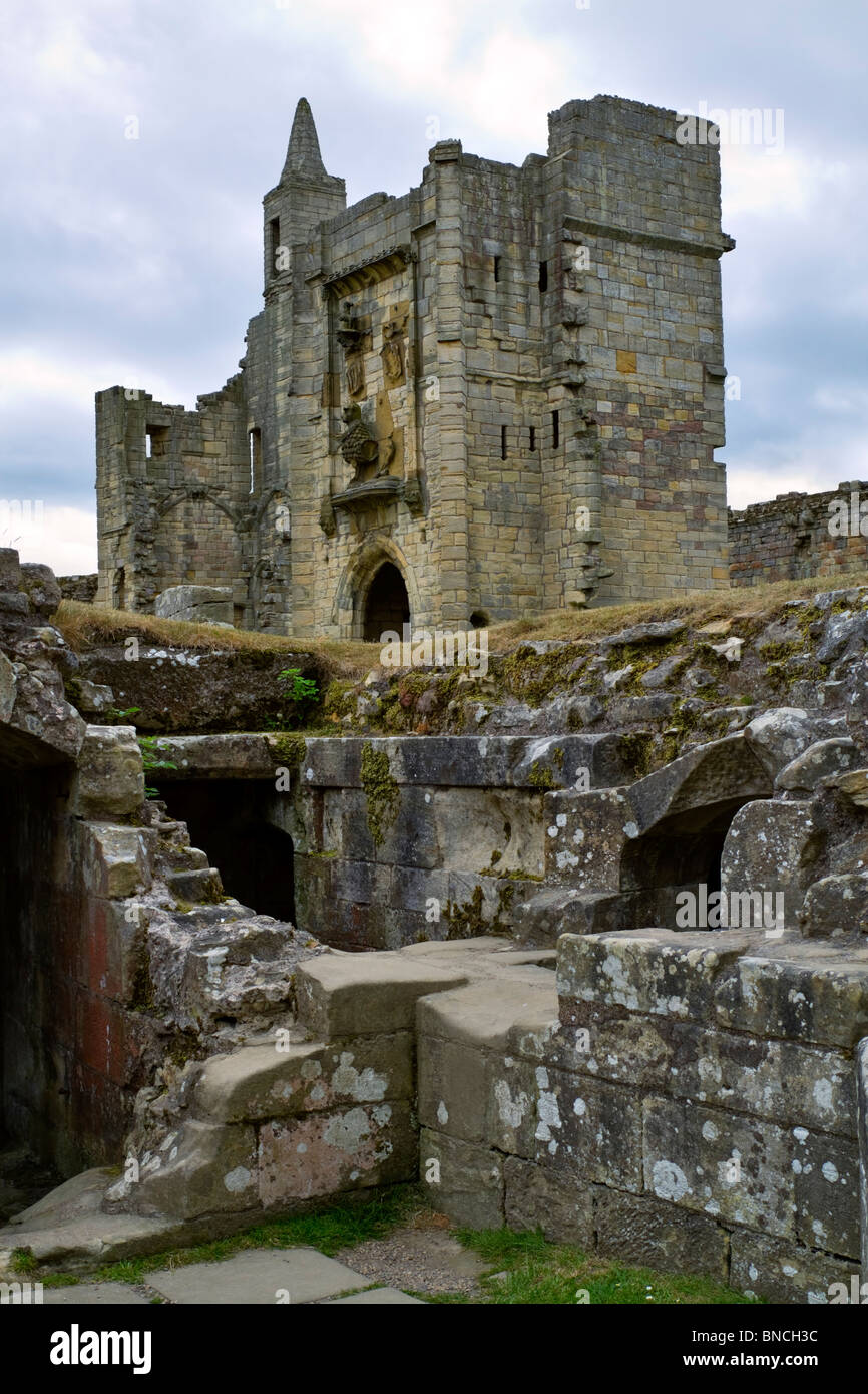 Château de Warkworth, la Tour du Lion et les fondations et la crypte de l'église. Banque D'Images