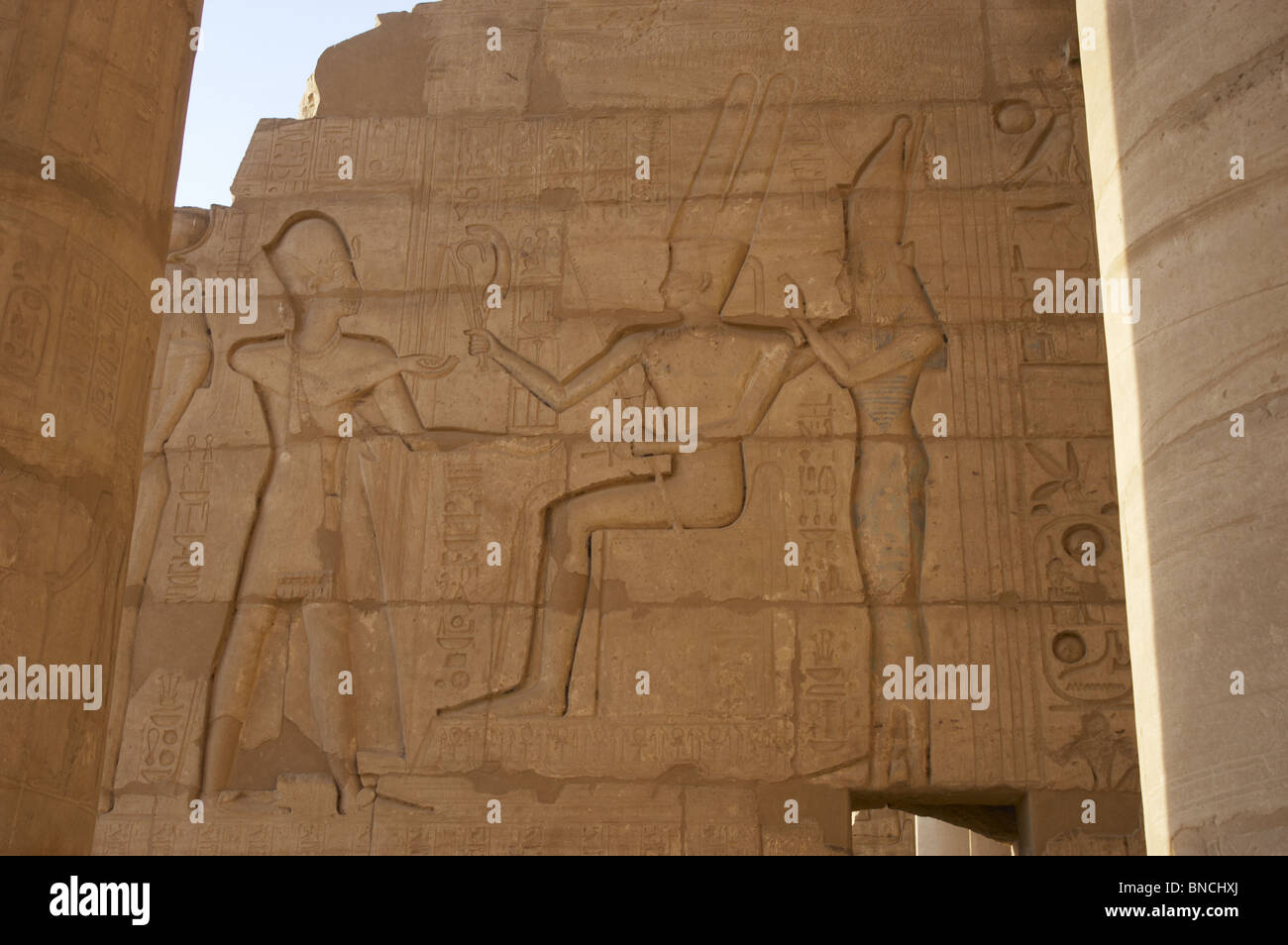 Ramesseum. Relief représentant le pharaon faire une offrande au dieu Amon et de la déesse Isis. L'Égypte. Banque D'Images