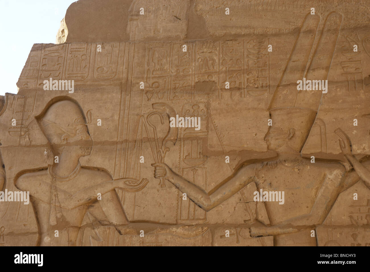 Ramesseum. Relief représentant le pharaon faire une offrande au dieu Amon. L'Égypte. Banque D'Images