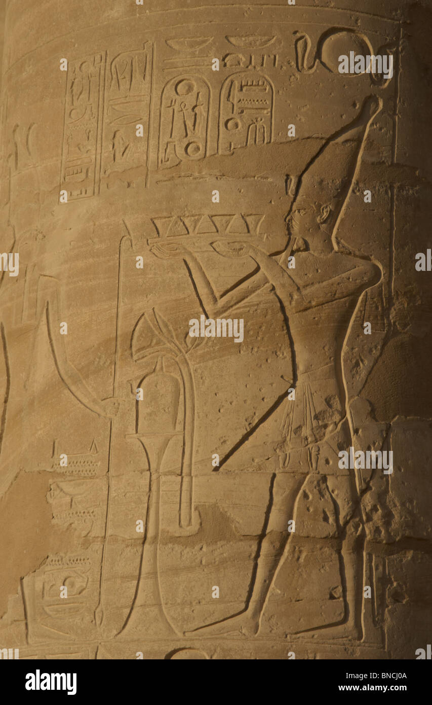 Ramesseum. Relief représentant le pharaon faire une offrande aux dieux. L'Égypte. Banque D'Images