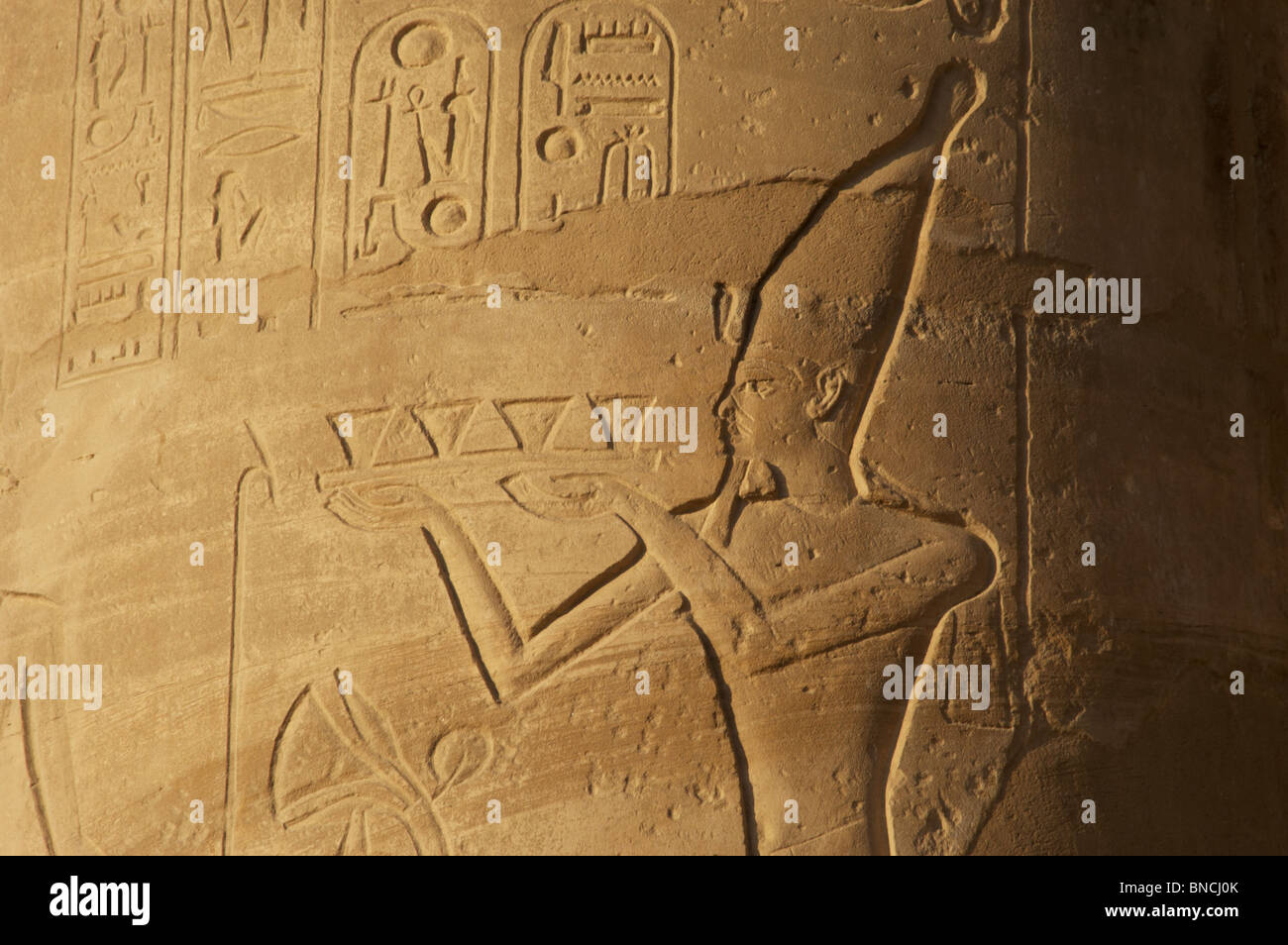 Ramesseum. Relief représentant le pharaon faire une offrande aux dieux. Détail. L'Égypte. Banque D'Images
