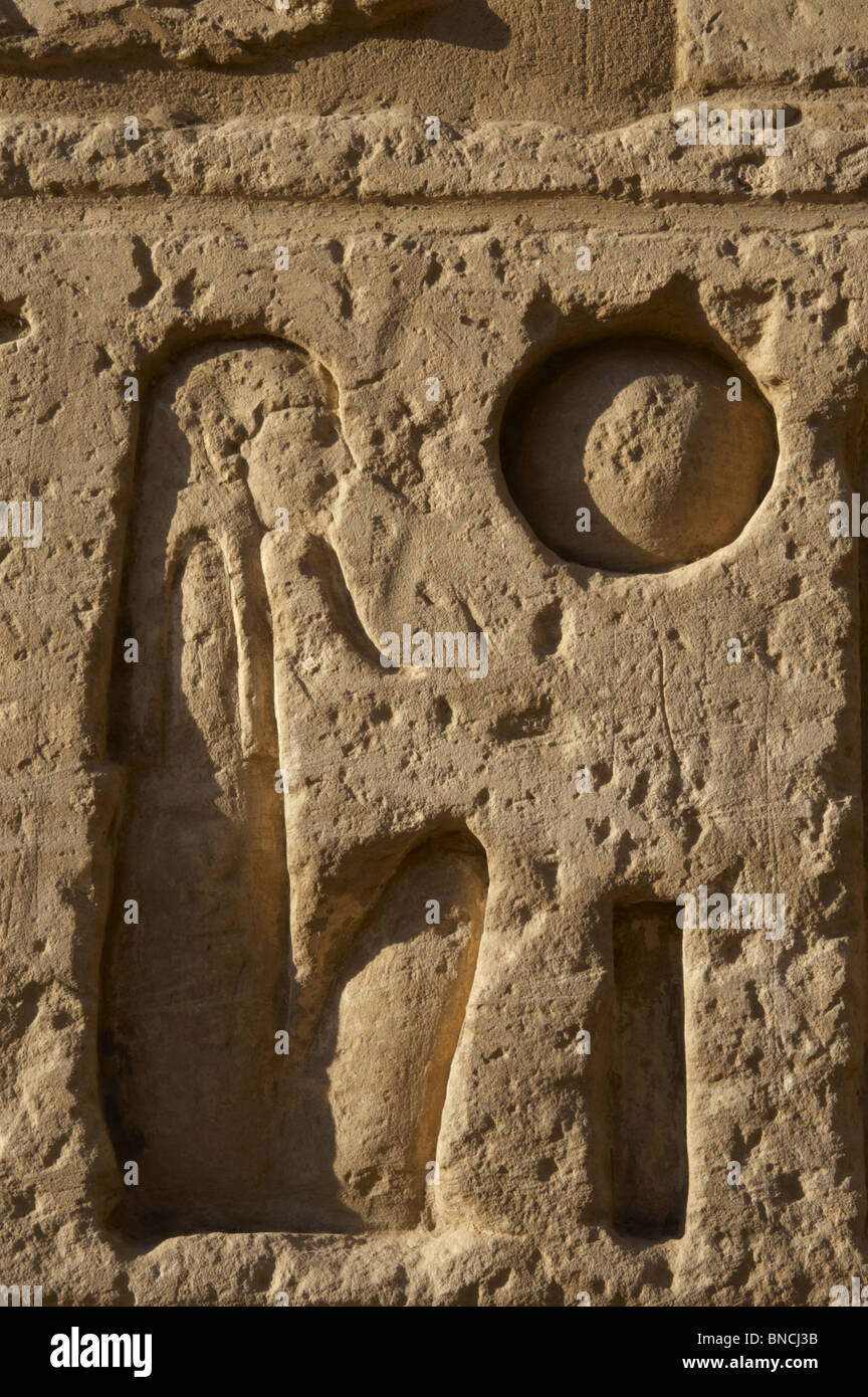 Soulagement avec symboles hiéroglyphiques. Temple de Ramsès III. Nouveau Royaume. L'Égypte. Banque D'Images