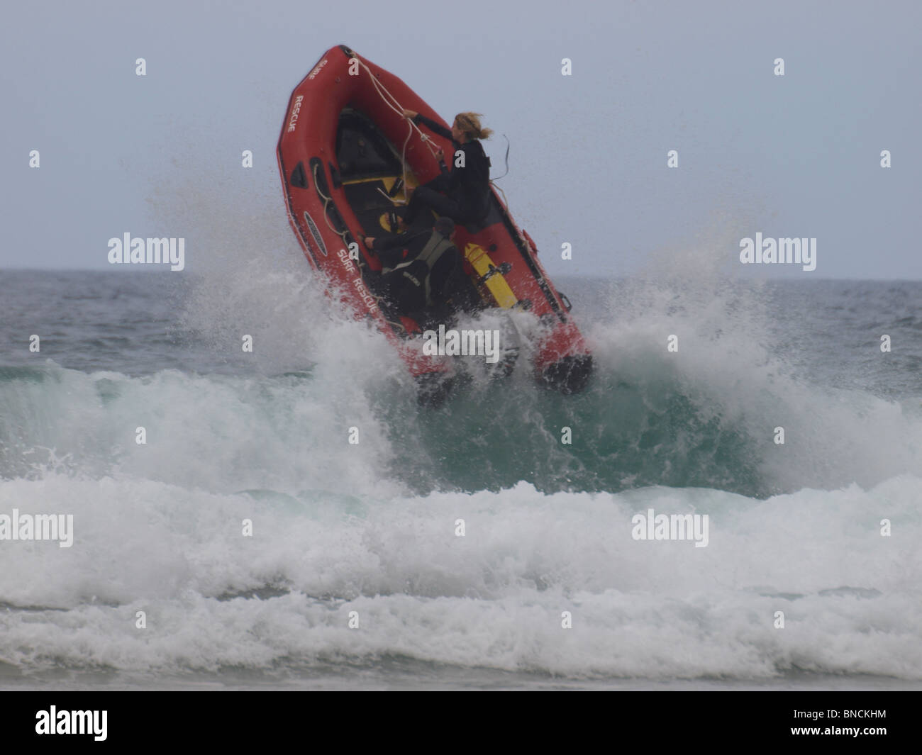 Le bateau de sauvetage, le Surf Surf Royaume-uni rameurs championnats de ligue à Watergate Bay, Cornwall, le 10 juillet 2010. Banque D'Images