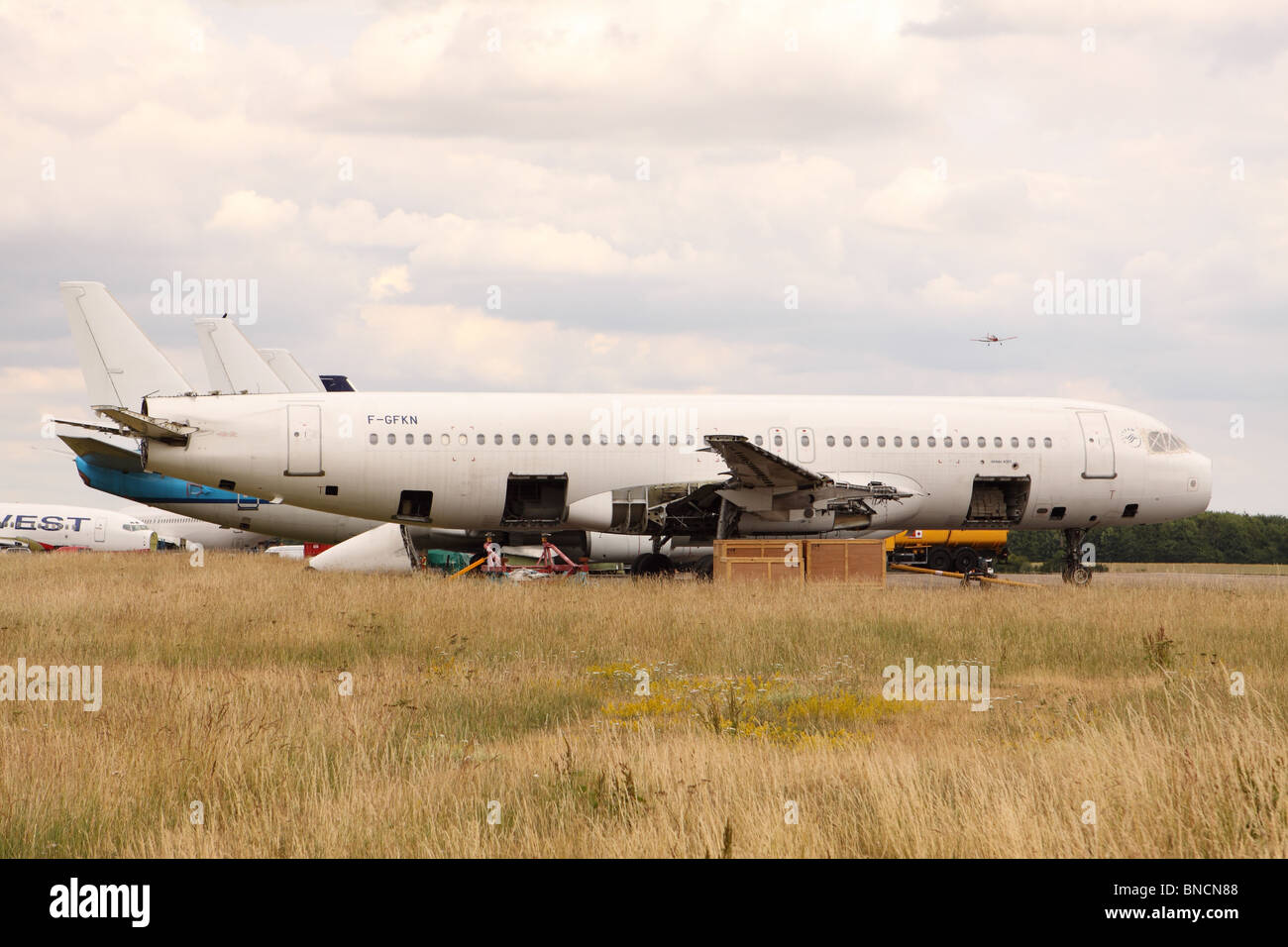 Un avion de ligne Airbus A320 d'être démantelé et abandonné à l'aéroport de Kemble Cotswold Juillet 2010 déjà volé par Air France Banque D'Images