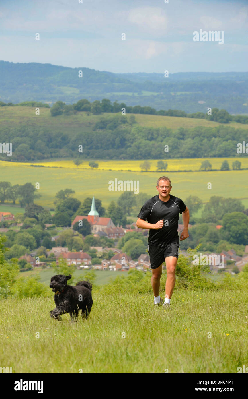 Acteur Hugh Bonneville photographié d'exécution sur les South Downs dans West Sussex près de Chichester. Banque D'Images