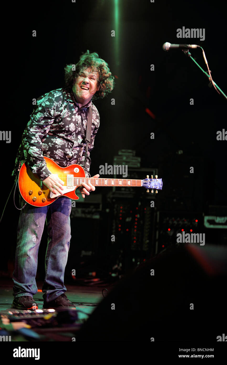 Le guitariste Gary Moore sur scène à vibrations de la vigne festival à  Heathfield, East Sussex. Photo Jim Holden Photo Stock - Alamy