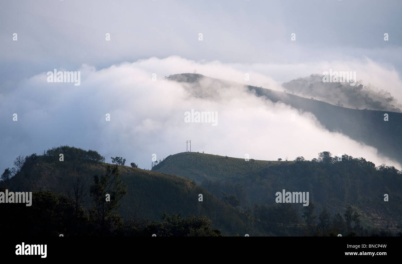 Cemoro Lawang brume circulant sur et dans Gunung Bromo cratère ou le Mont Bromo salon Java Indonésie Banque D'Images