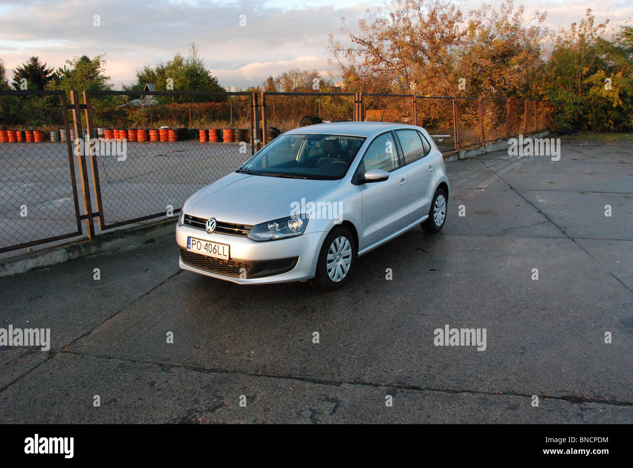 Volkswagen Polo 1.6 TDI - MA 2009 - Silver - 5 portes (5D) - Ville - voiture sous-compacte allemande sur l'espace de stationnement Banque D'Images