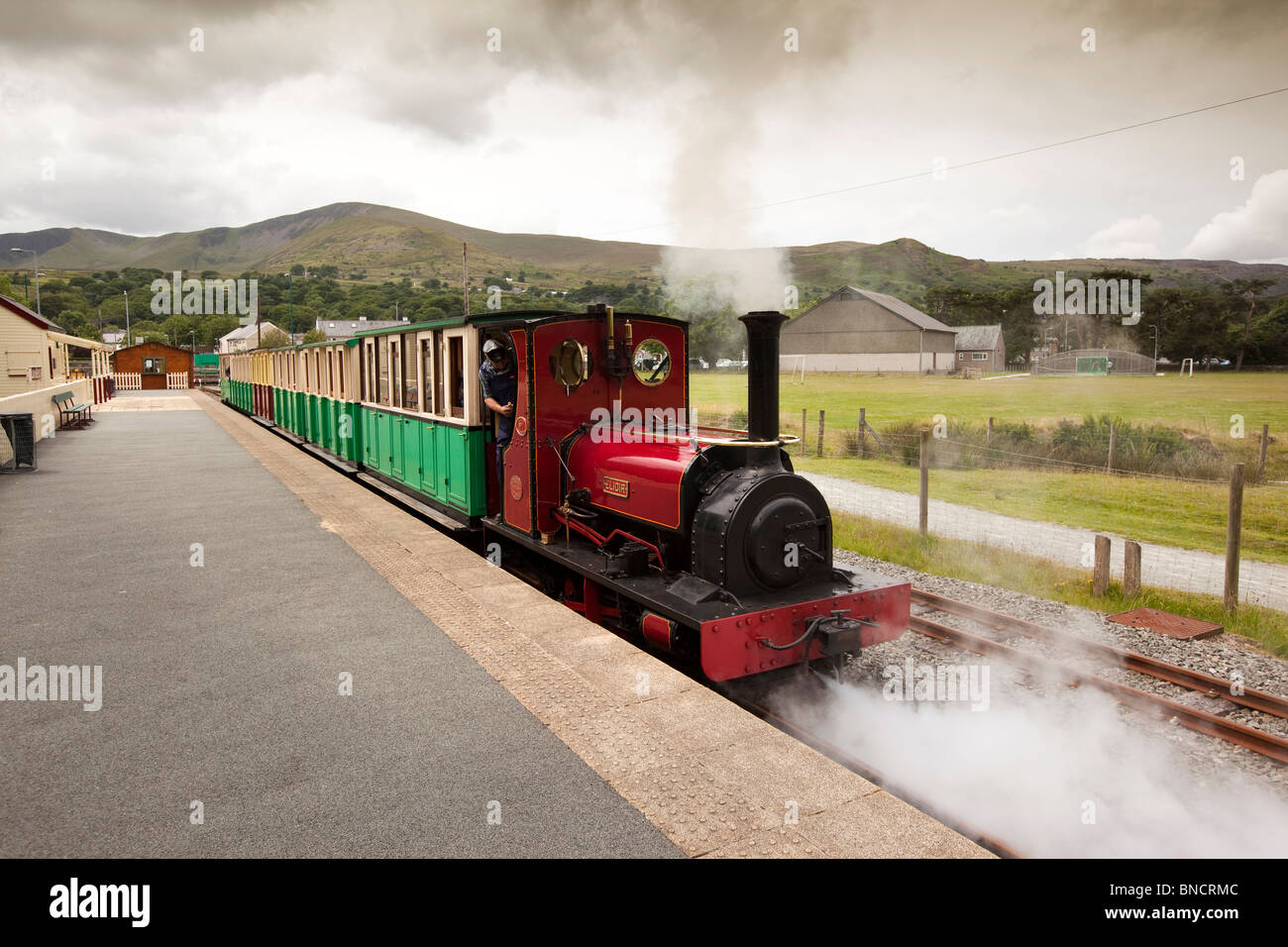 Royaume-uni, Pays de Galles, Snowdonia, Llanberis, Lac de la gare, train à vapeur d'Elidir quittant la gare Banque D'Images