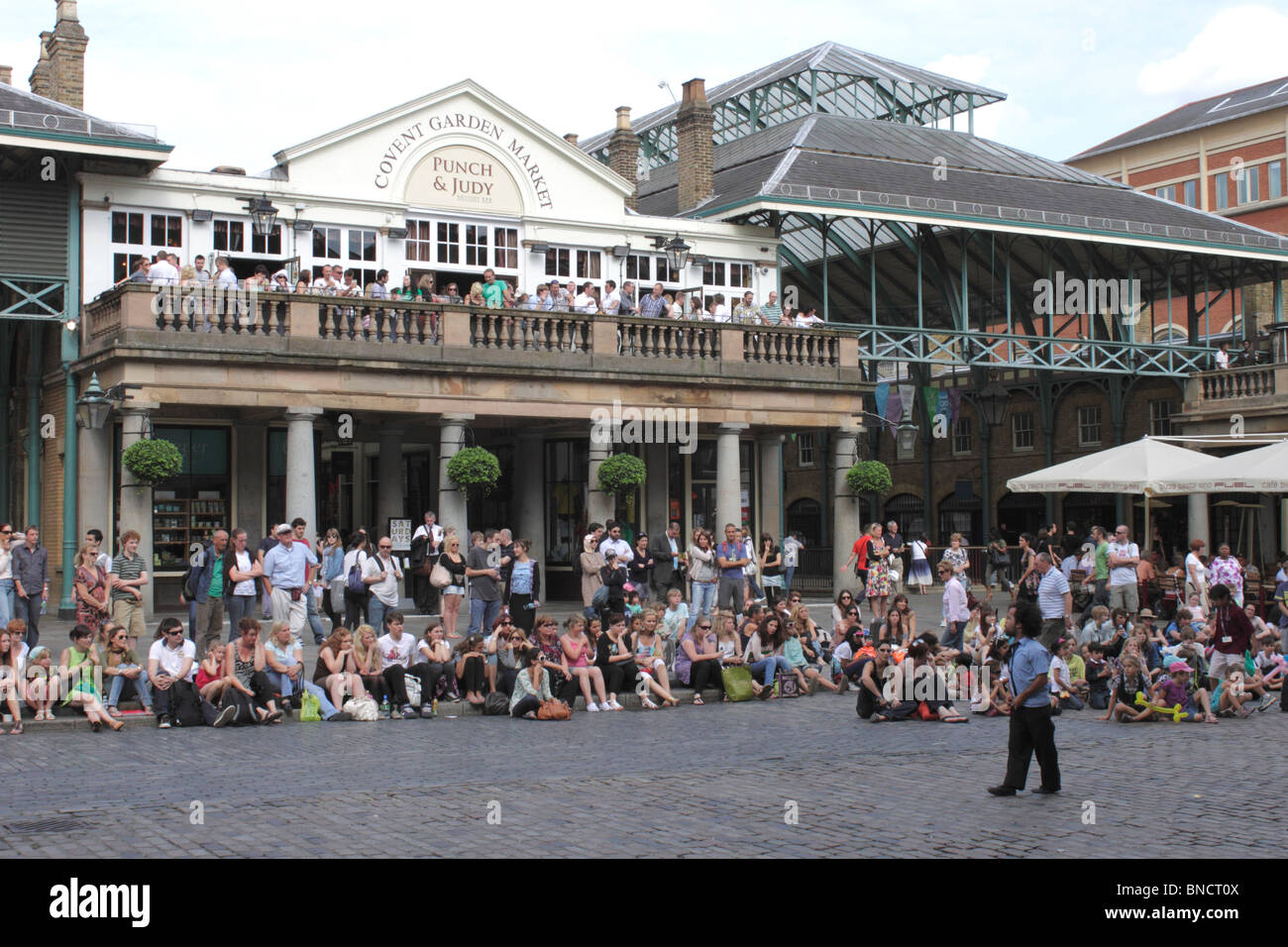 Artiste de rue face à foule de spectateurs à Covent Garden Londres l'été 2010 Banque D'Images