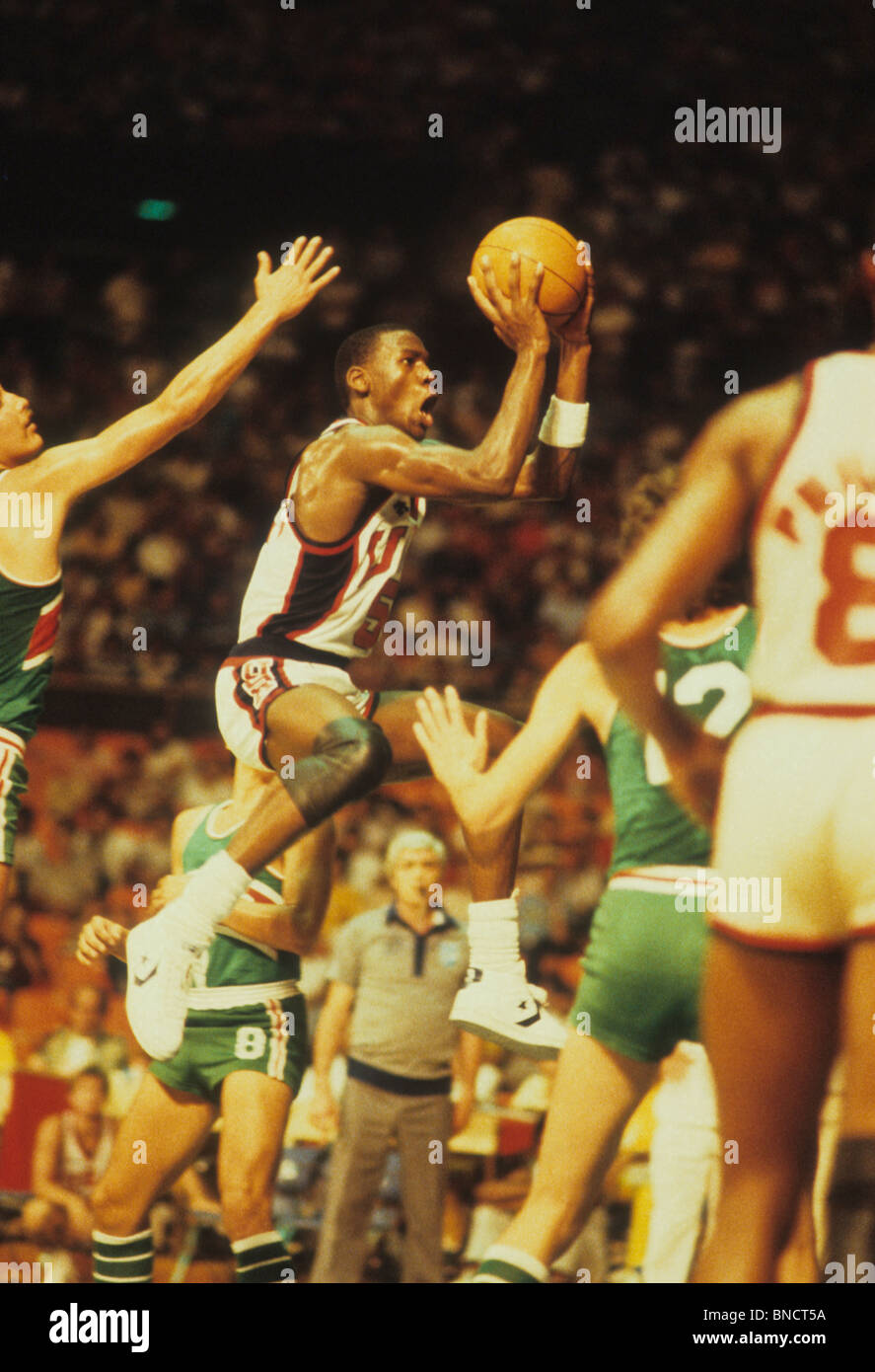 Michael Jordan (USA) au cours d'un match de basket-ball entre les États-Unis et le Brésil au 1983 Jeux Panaméricains. Banque D'Images