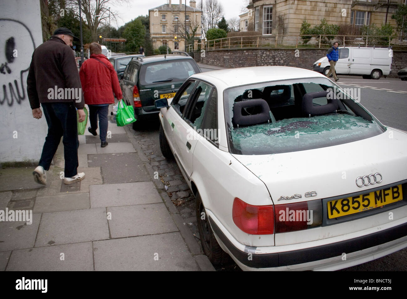 D'oeil à l'homme brisé des fenêtres avec voiture vandalisée, Bristol, Royaume-Uni Banque D'Images