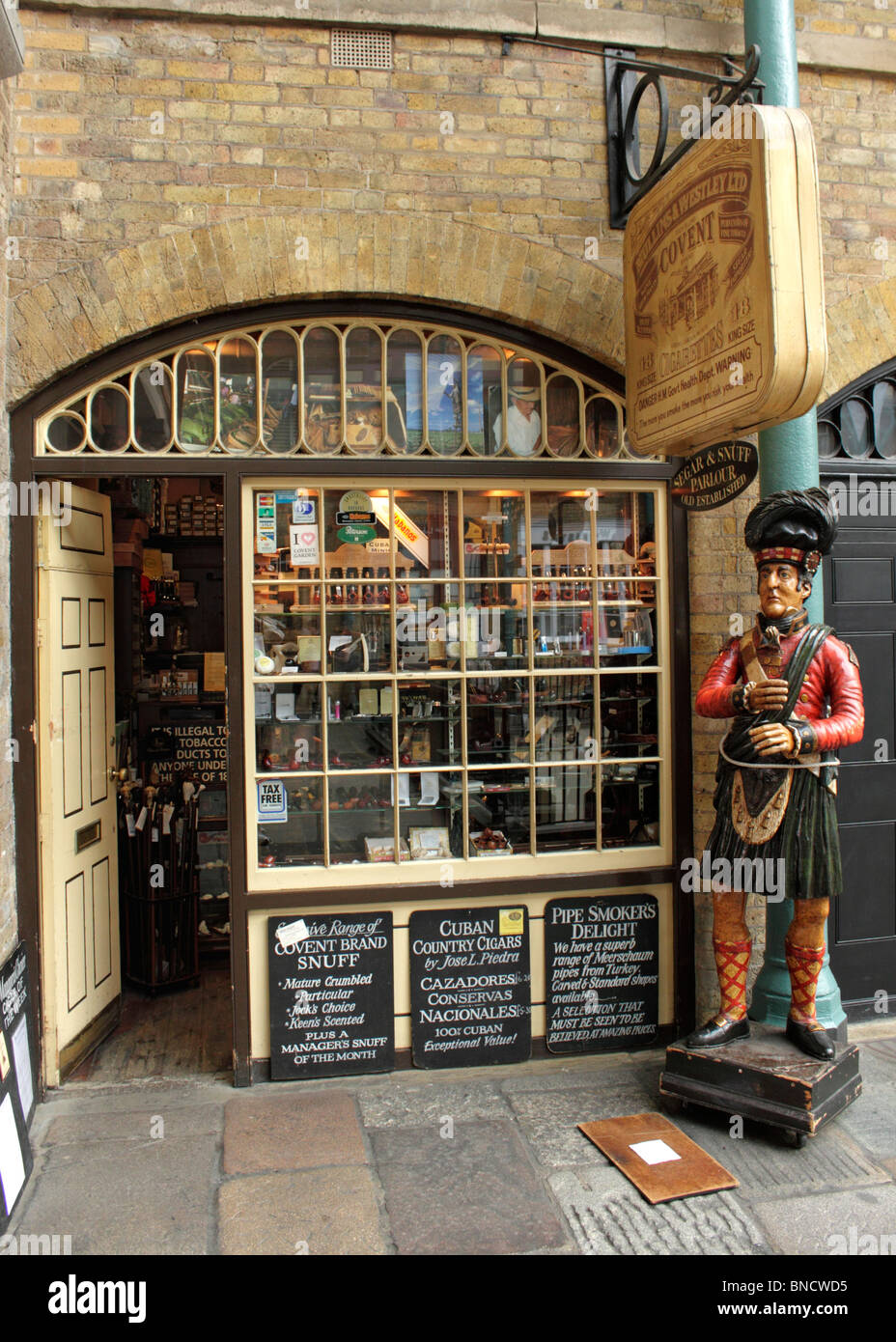 Mullins et Westley Ltd boutique de tabac à l'intérieur de marché couvert de Covent Garden London Banque D'Images