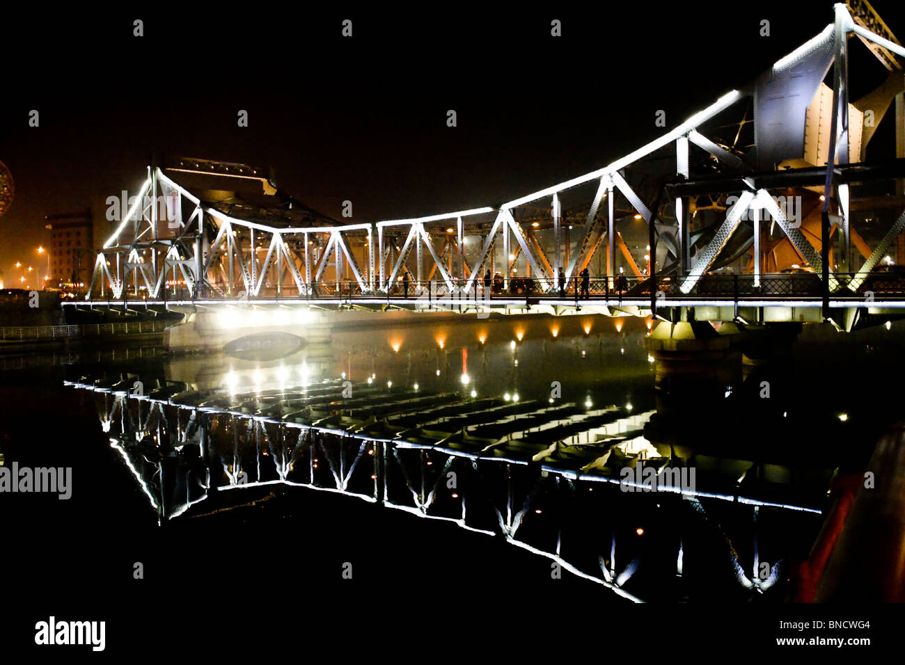 Scène de nuit pont en acier à Tianjing Chine Banque D'Images