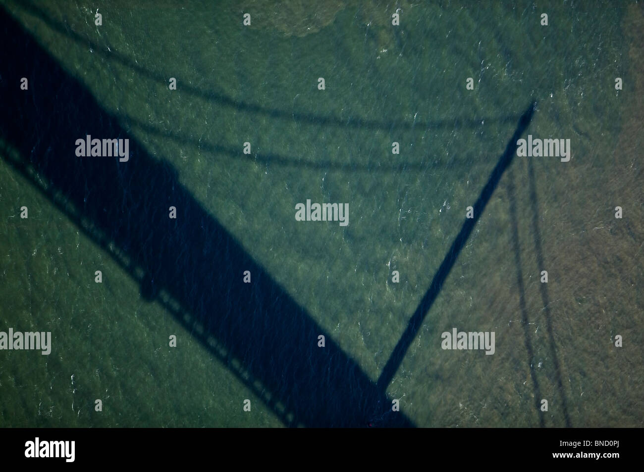 Vue aérienne au-dessus de San Francisco Oakland Bay Bridge ombre sur l'eau en Californie Banque D'Images