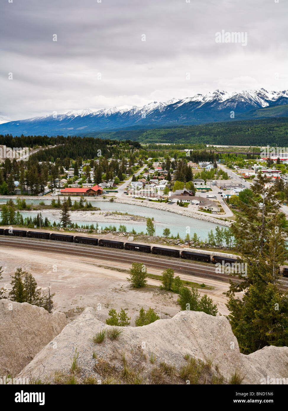 Donnant sur la ville de Golden avec les montagnes Purcell dans l'arrière-plan BC Canada Banque D'Images