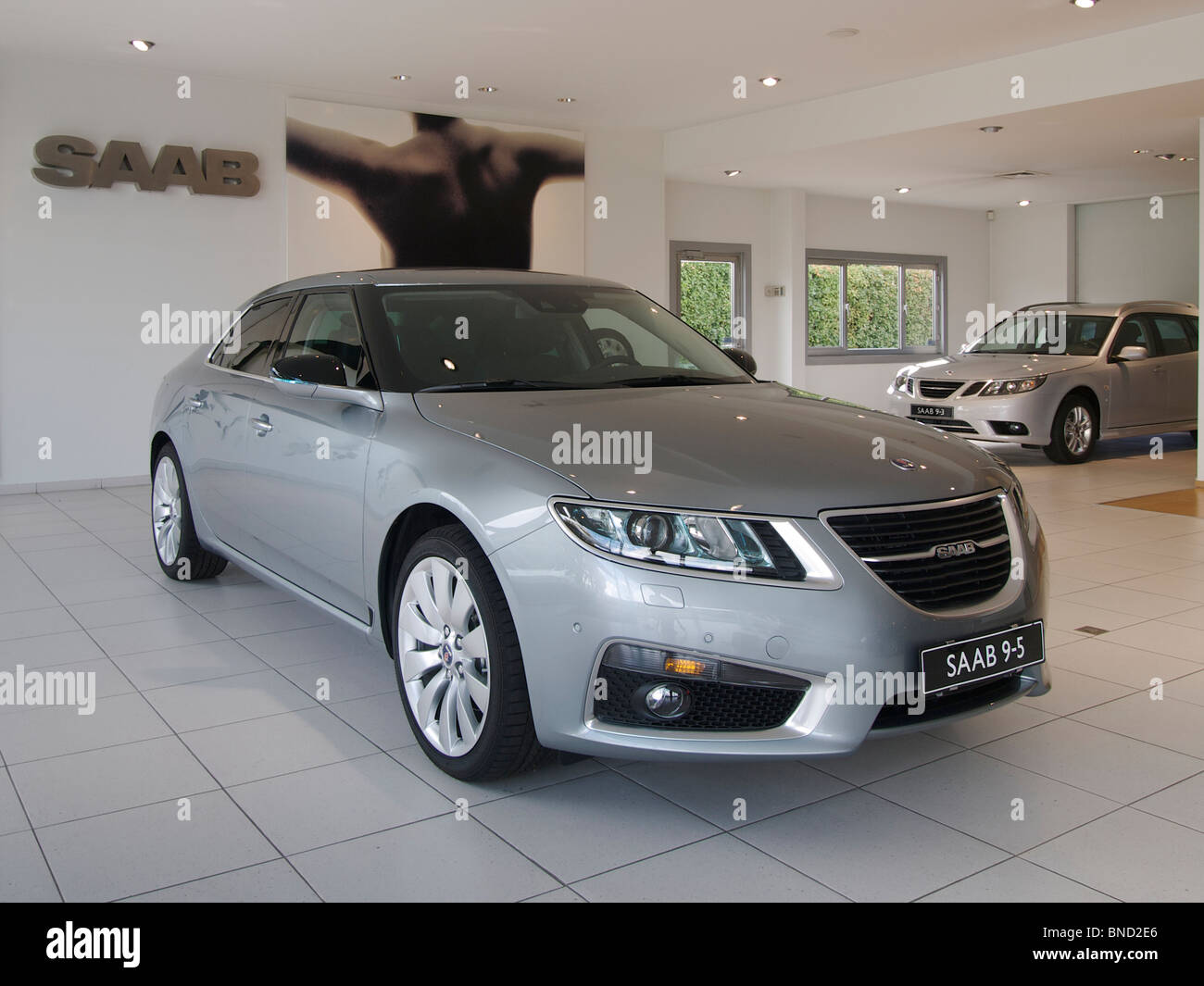 Le nouveau modèle Saab 9-5 2010 concessionnaire en showroom à Oud Turnhout, Belgique Banque D'Images