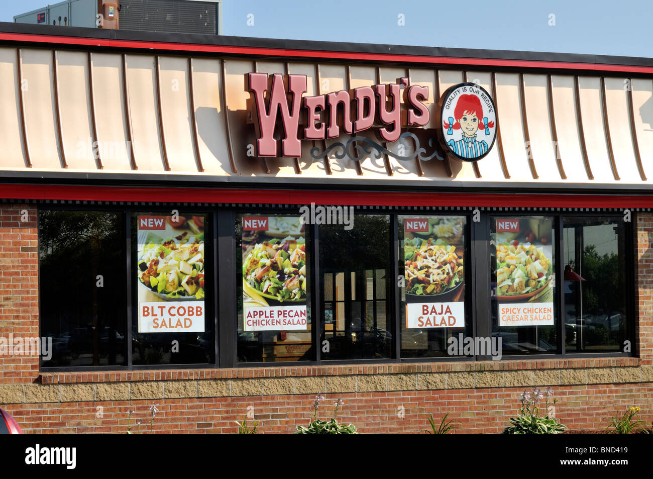 L'extérieur de l'école fast food restaurant avec logo USA. Banque D'Images