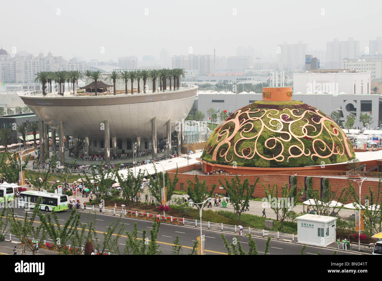 L'Arabie Saoudite Date pavillon avec palmiers plantés sur le dessus. Pavillon de l'Inde suivant. Banque D'Images