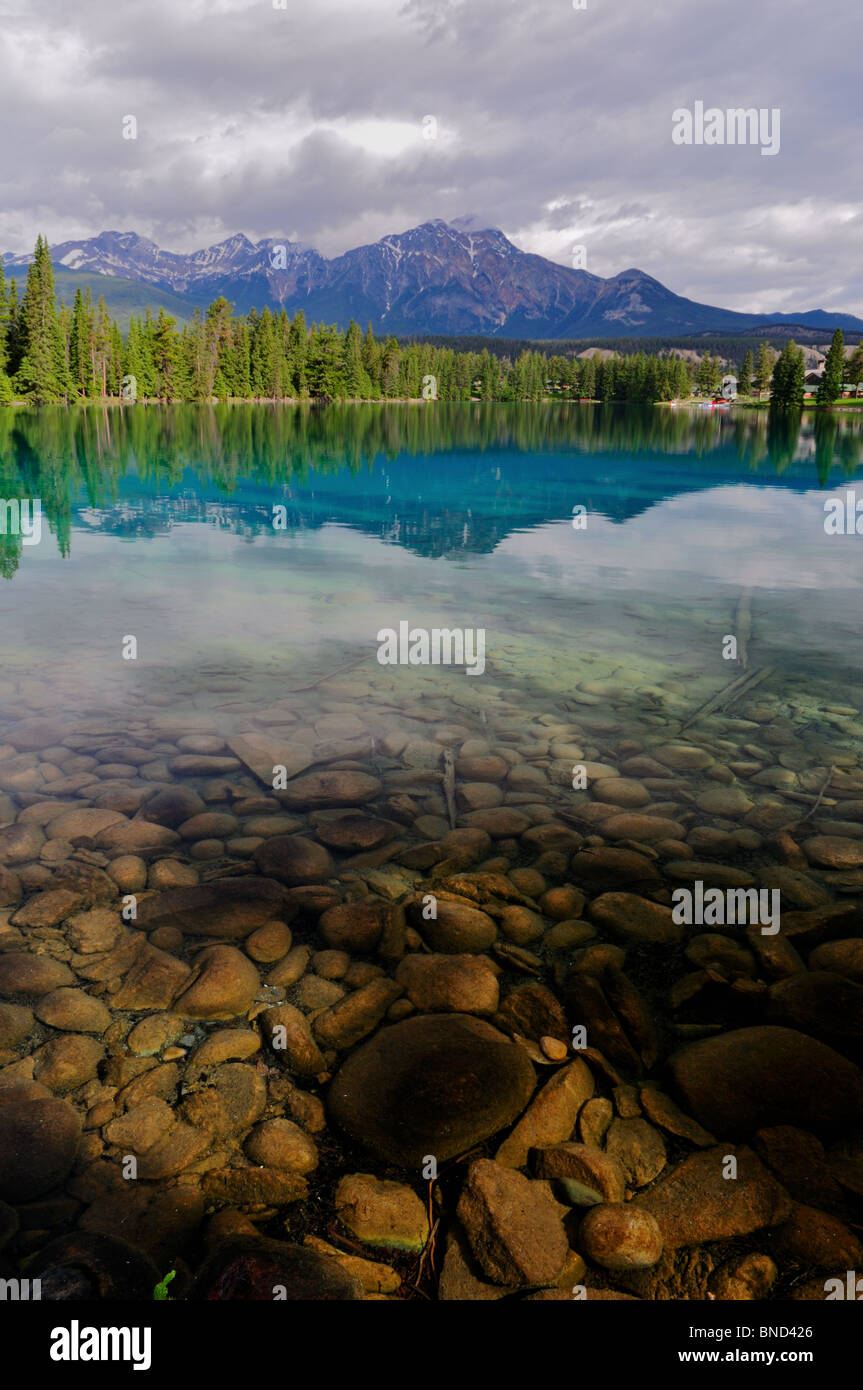Lac Beauvert et Pyramid Mountain. Le Parc National Jasper, Alberta, Canada. Banque D'Images