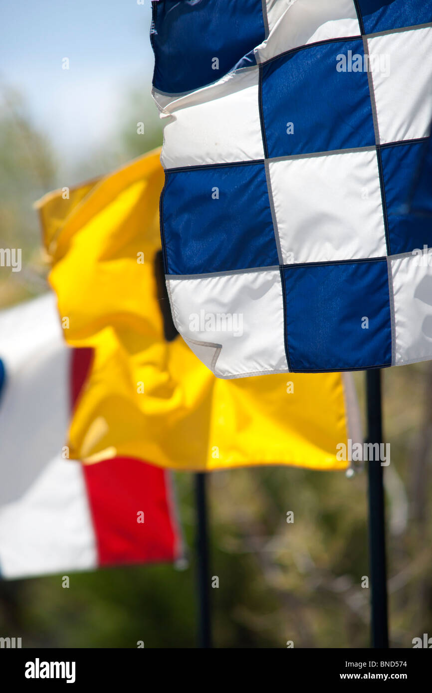 Trois drapeaux colorés par un jour de vent Banque D'Images