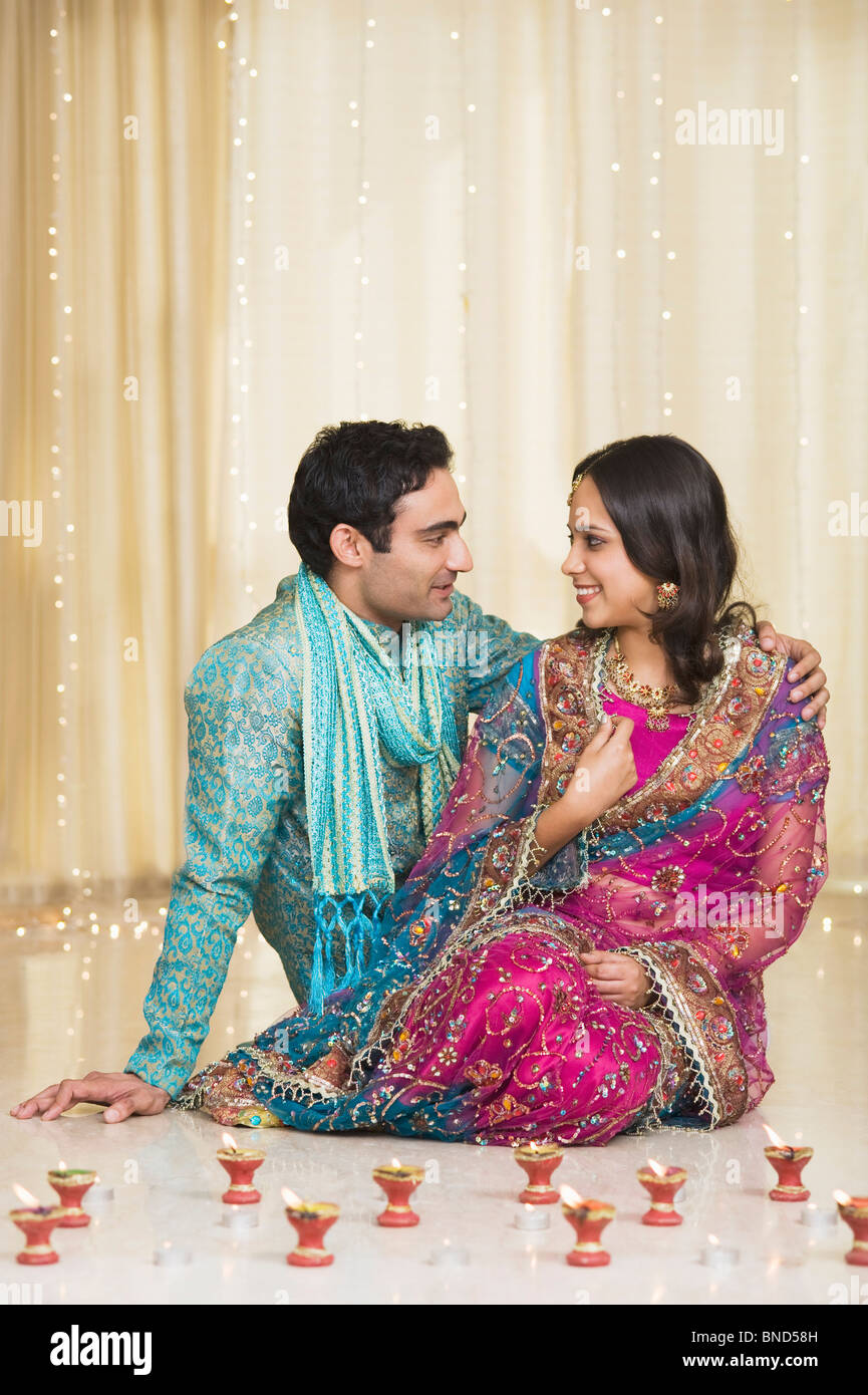 Couples célébrant Diwali festival Banque D'Images