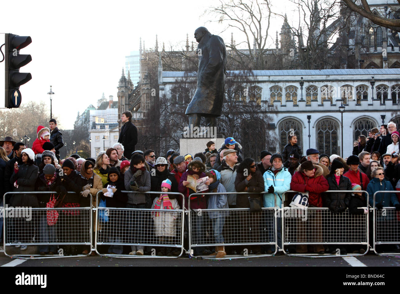 Les foules qui tapissent le bord de la route à la place du Parlement au cours de la New Years Day Parade, Westminster, Londres, SW1. Banque D'Images