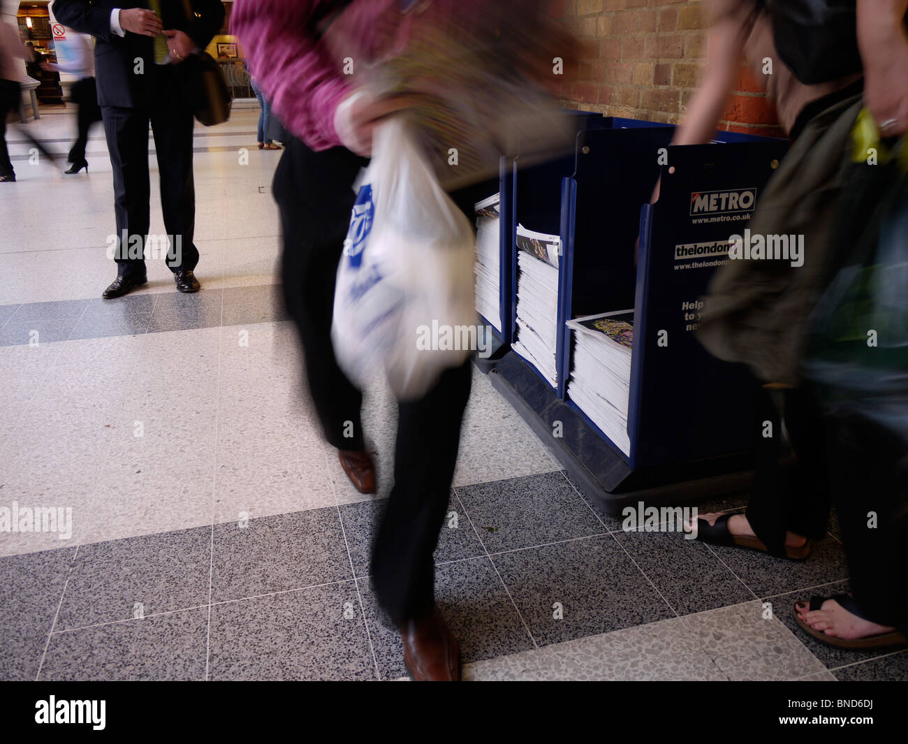 Metro Free Daily journal de londres, les navetteurs collectent les papiers de métro des poubelles, Liverpool Street Station, Londres, Royaume-Uni Banque D'Images