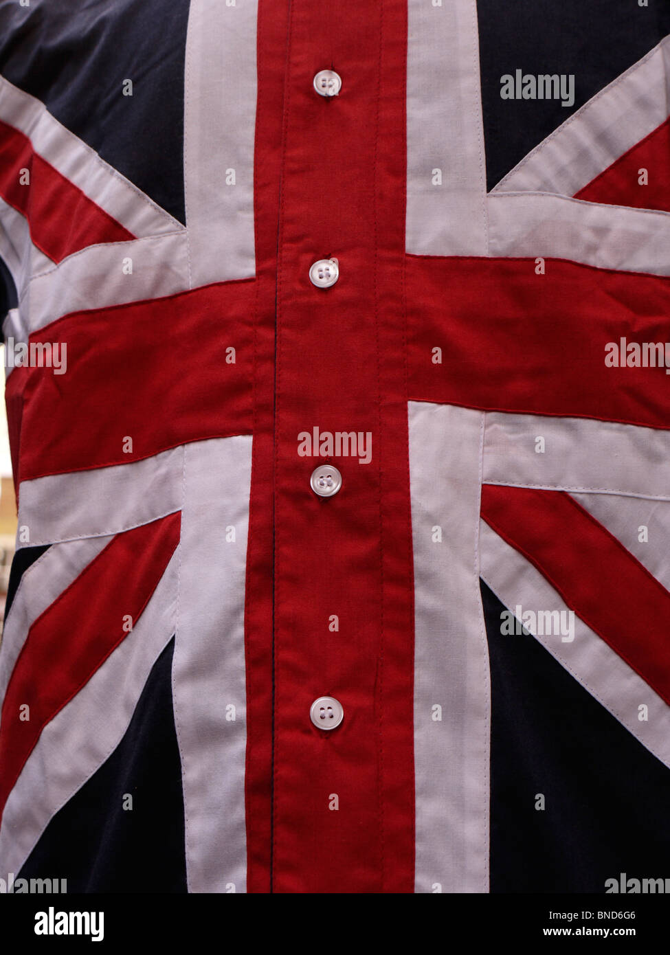 Drapeau Union Jack affiché sur une chemise dans une vitrine branchée de Carnaby Street, Royaume-Uni, capturant l'essence du style et de la mode britanniques Banque D'Images