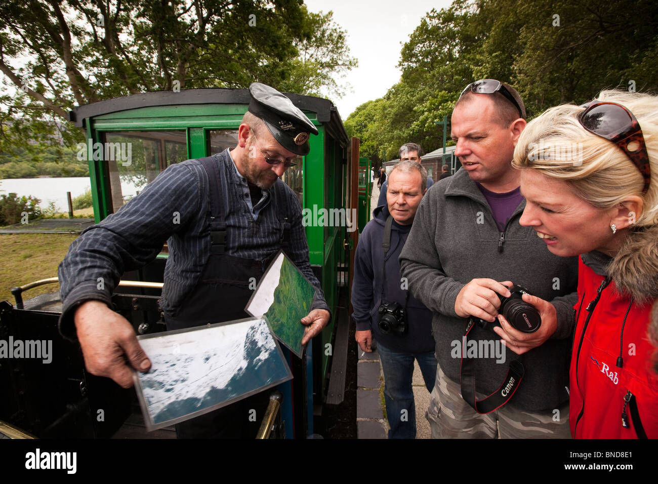 Royaume-uni, Pays de Galles, Snowdonia, Llanberis, Lake Railway, conducteur de train soulignant les caractéristiques géographiques aux passagers Banque D'Images