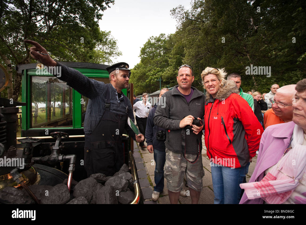 Royaume-uni, Pays de Galles, Snowdonia, Llanberis, Lake Railway, conducteur de train vers nos caractéristiques géographiques aux passagers Banque D'Images