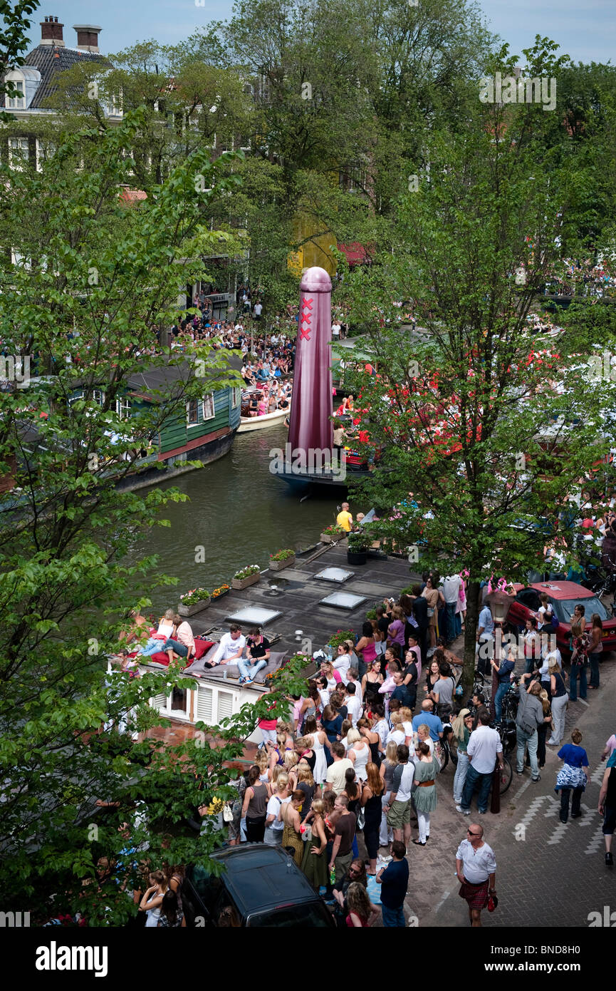 Nederland, Amsterdam, 1 Augustus 2009 la parade gay annuelle flotter sur le Prinsengracht à Amsterdam. Banque D'Images