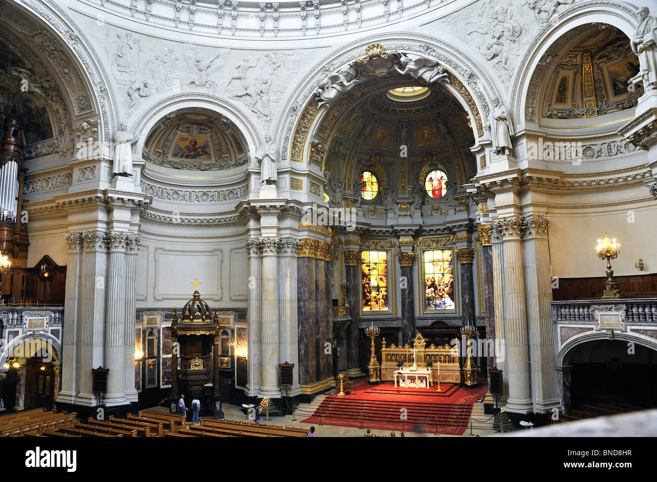 Berliner Dom. Cathédrale de Berlin. Vue de l'intérieur, sur l'autel et l'orgue, vue depuis la galerie, Banque D'Images