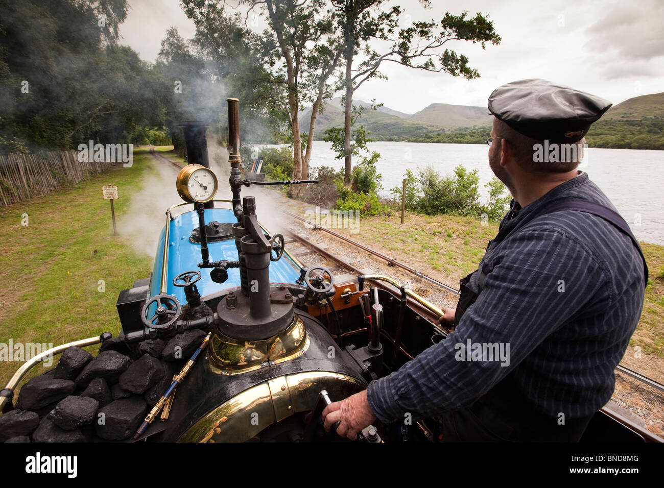 Royaume-uni, Pays de Galles, Snowdonia, Llanberis, Lake Railway, train à vapeur à partir de la vue du conducteur passant Llyn Padarn footplate Banque D'Images