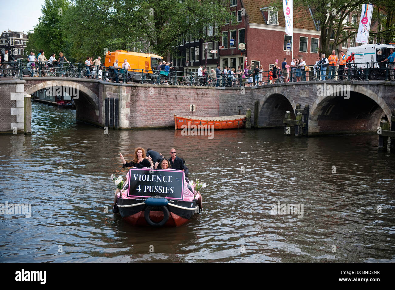 Nederland, Amsterdam, 1 Augustus 2009 la parade gay annuelle flotter sur le Prinsengracht à Amsterdam. Banque D'Images