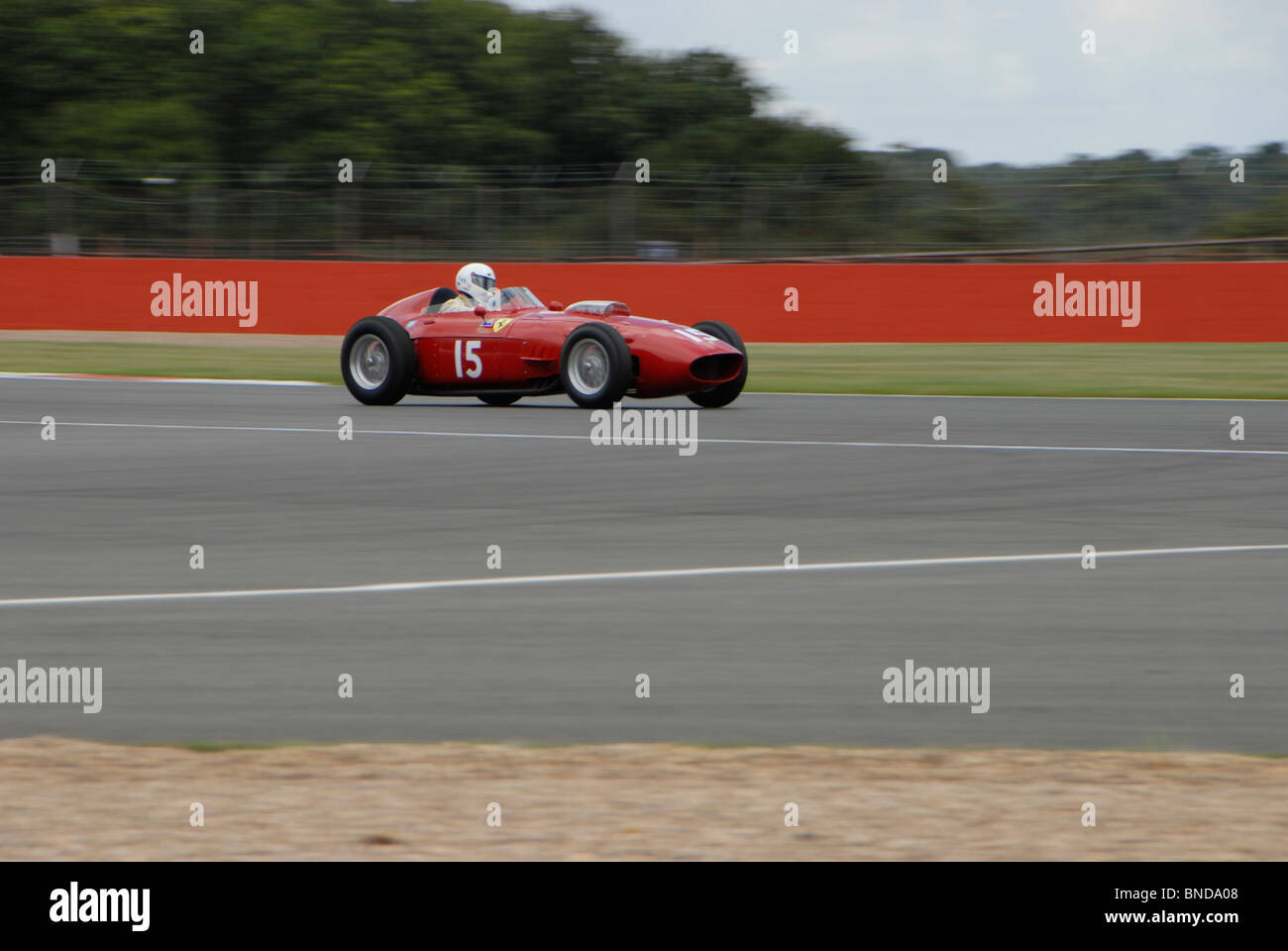 Un vieux classique rouge Ferrari voiture de course à Silverstone Banque D'Images