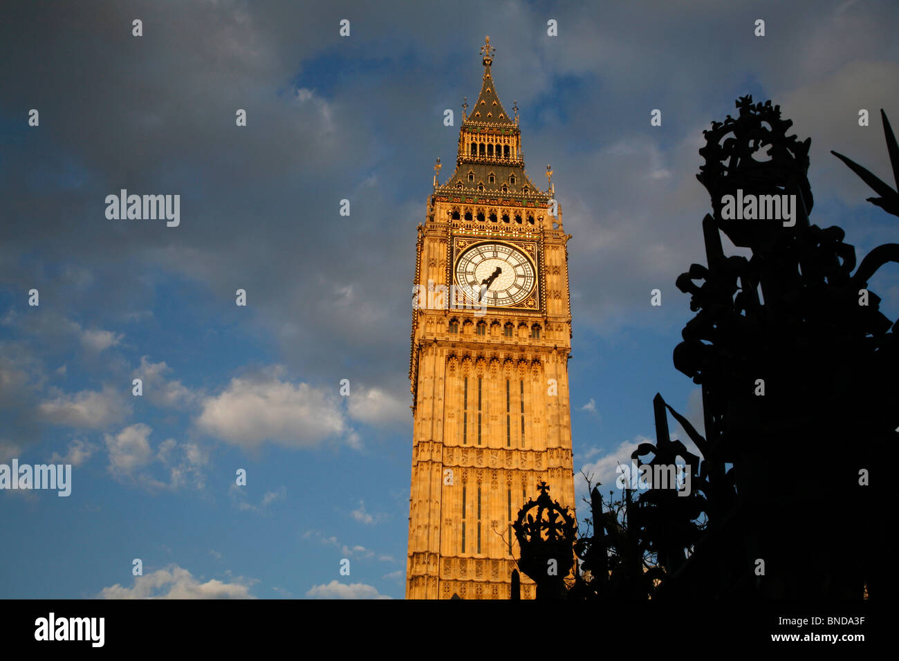 À la recherche sur les garde-corps sur la rue Bridge, à Big Ben, Houses of Parliament, Westminster, London, UK Banque D'Images