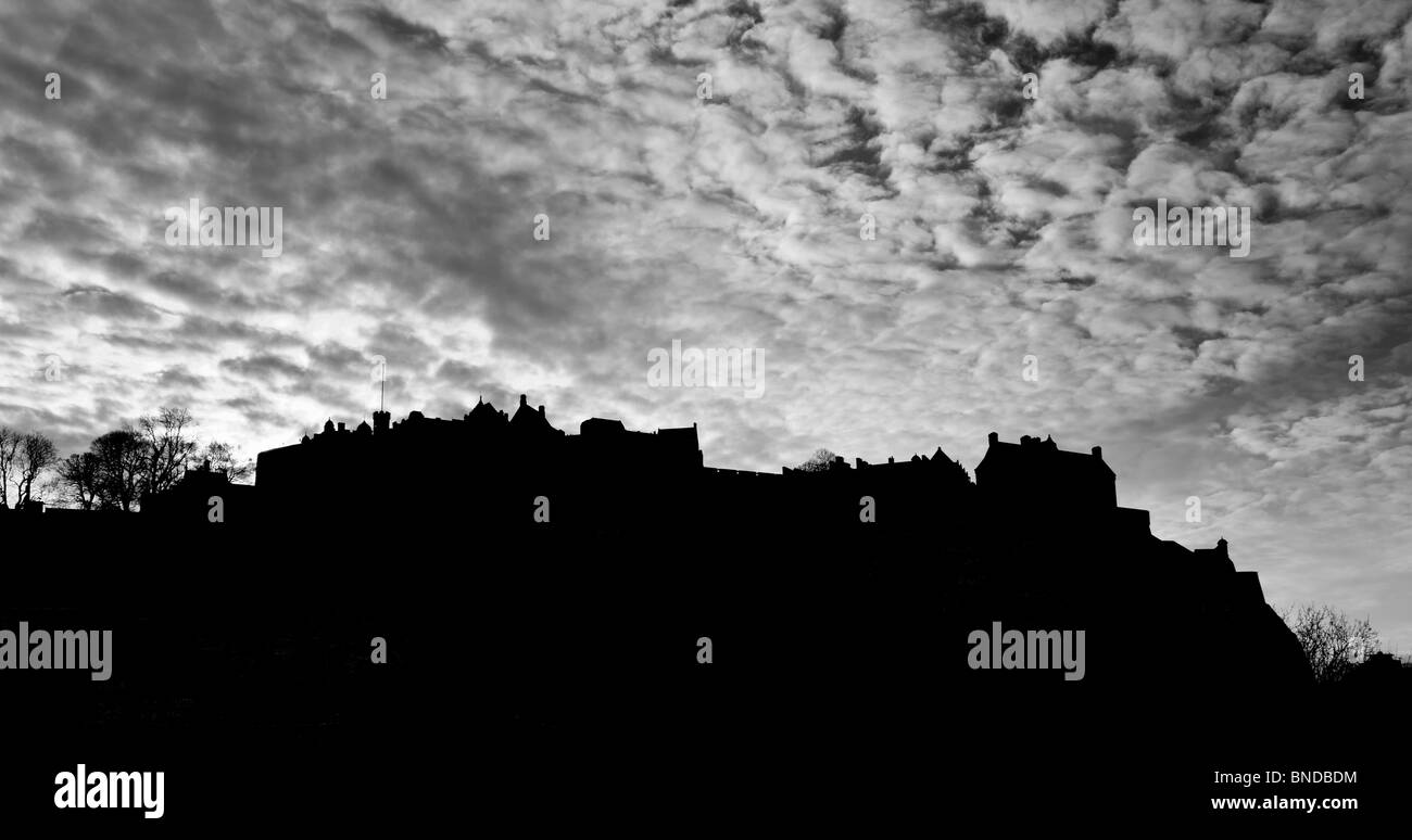 Vue sur le château d'Édimbourg se découpant sur l'horizon Banque D'Images