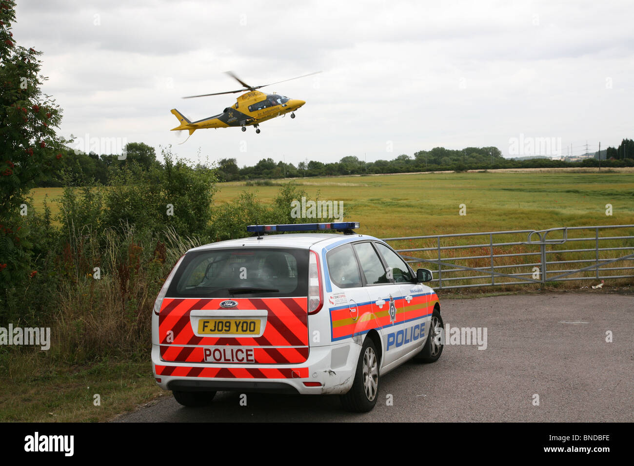 La police garde leicestershire un air ambulance landing site Banque D'Images