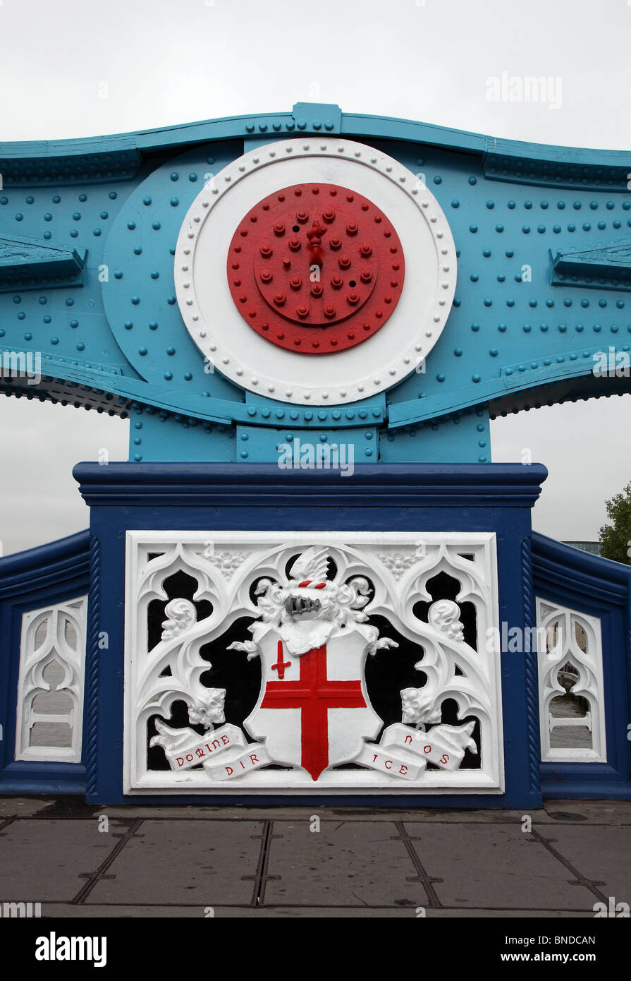 Récemment repeint le Tower Bridge en rouge, blanc et bleu Banque D'Images
