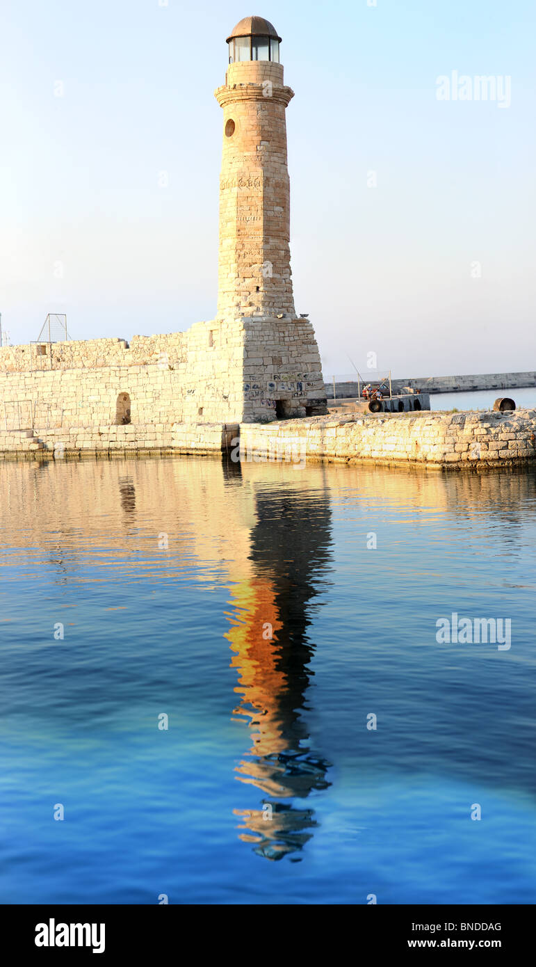 Une vue sur le phare de la Canée, Crète, Grèce, au crépuscule, avec son reflet dans l'eau Banque D'Images