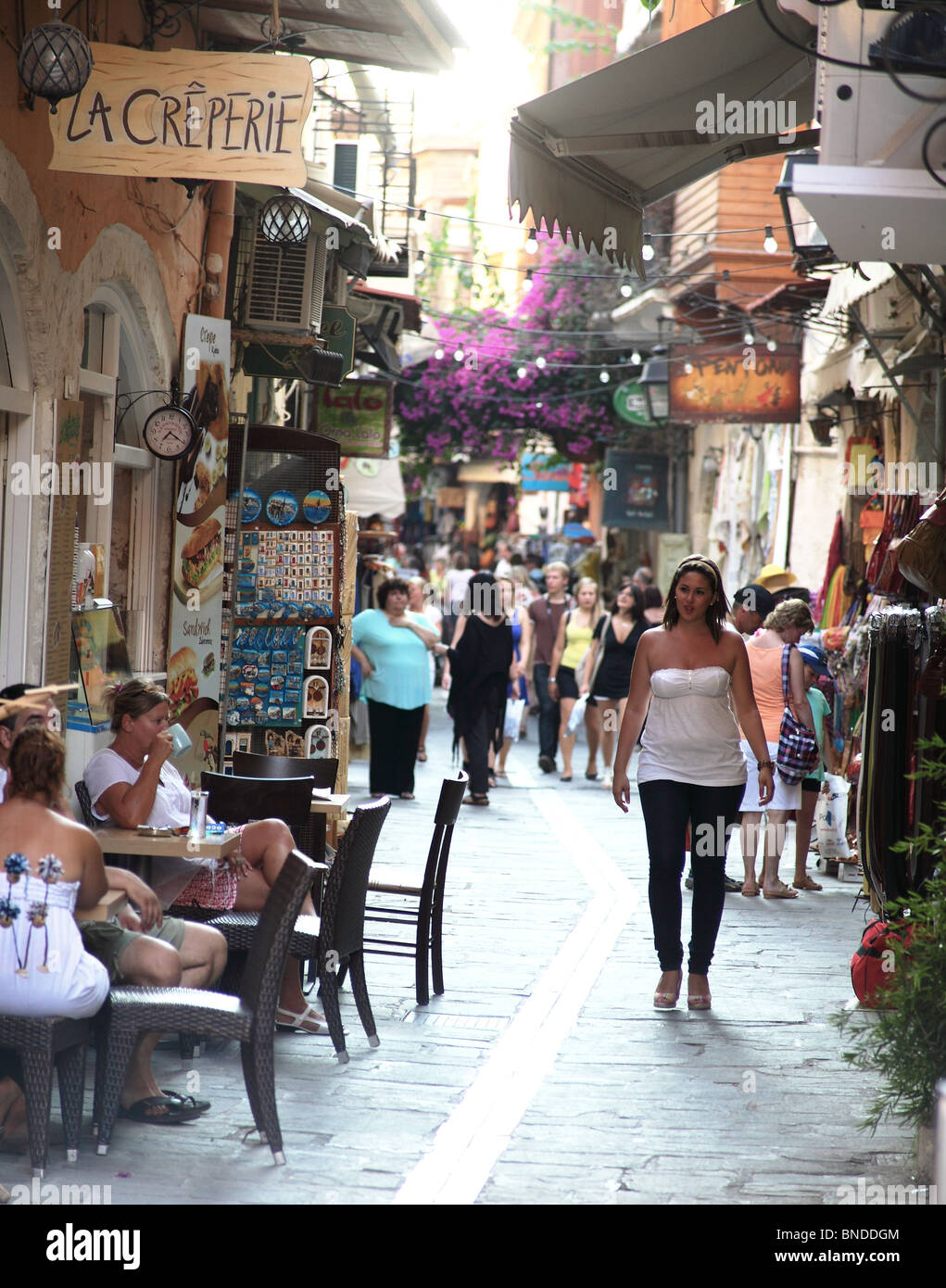 Une foule de touristes shopping alley dans les petites rues de la vieille ville de Rethymnon, Crète, Grèce, en début de soirée. Banque D'Images