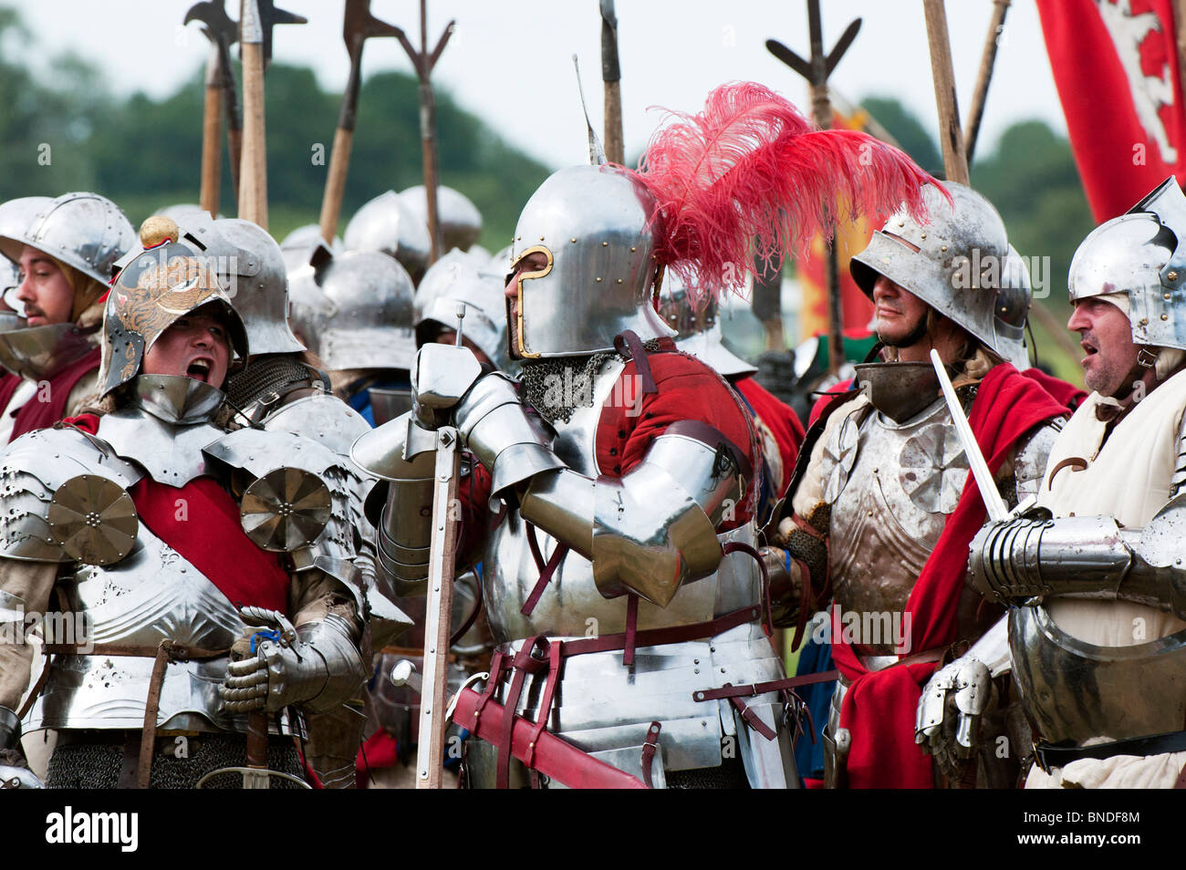 Chevaliers en armures se battre sur le champ de bataille à la reconstitution de la bataille de Tewkesbury. Fête médiévale 2010. Le Gloucestershire, Angleterre Banque D'Images