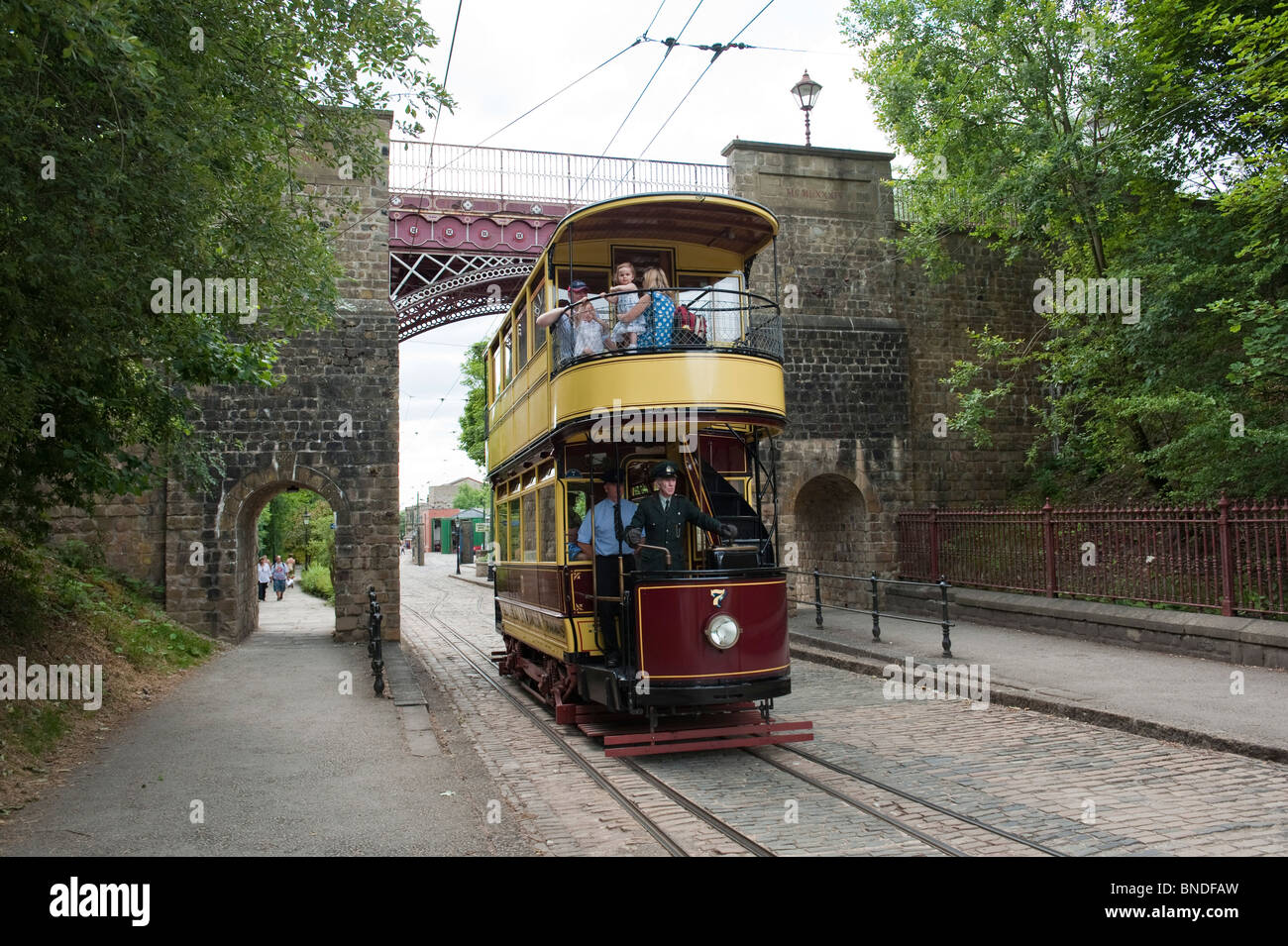Un tram qui passe sous un pont à Crich Tranway Museum, Crich, Derbyshire Banque D'Images