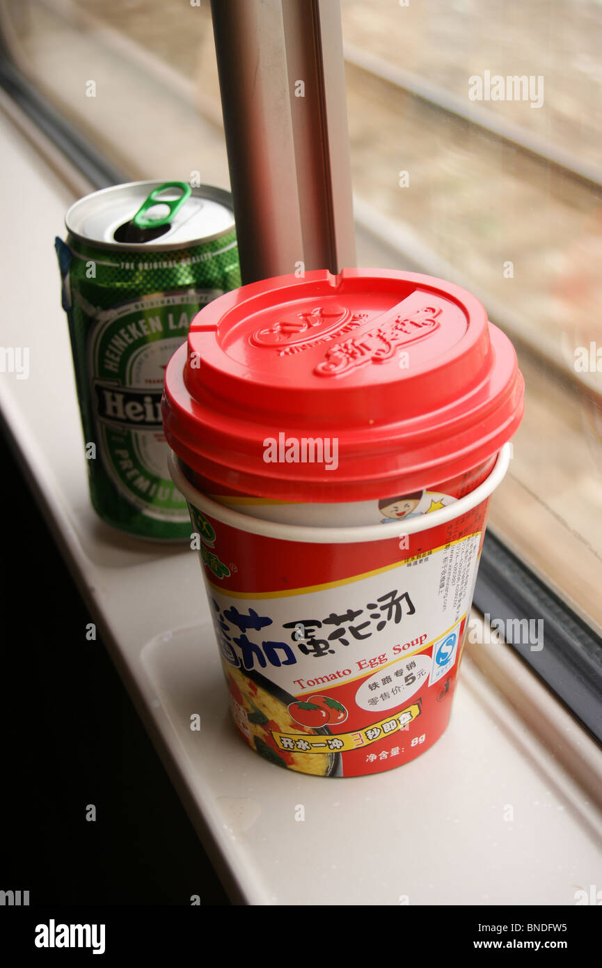 Soupe de nouilles en-cas sur un train chinois Banque D'Images